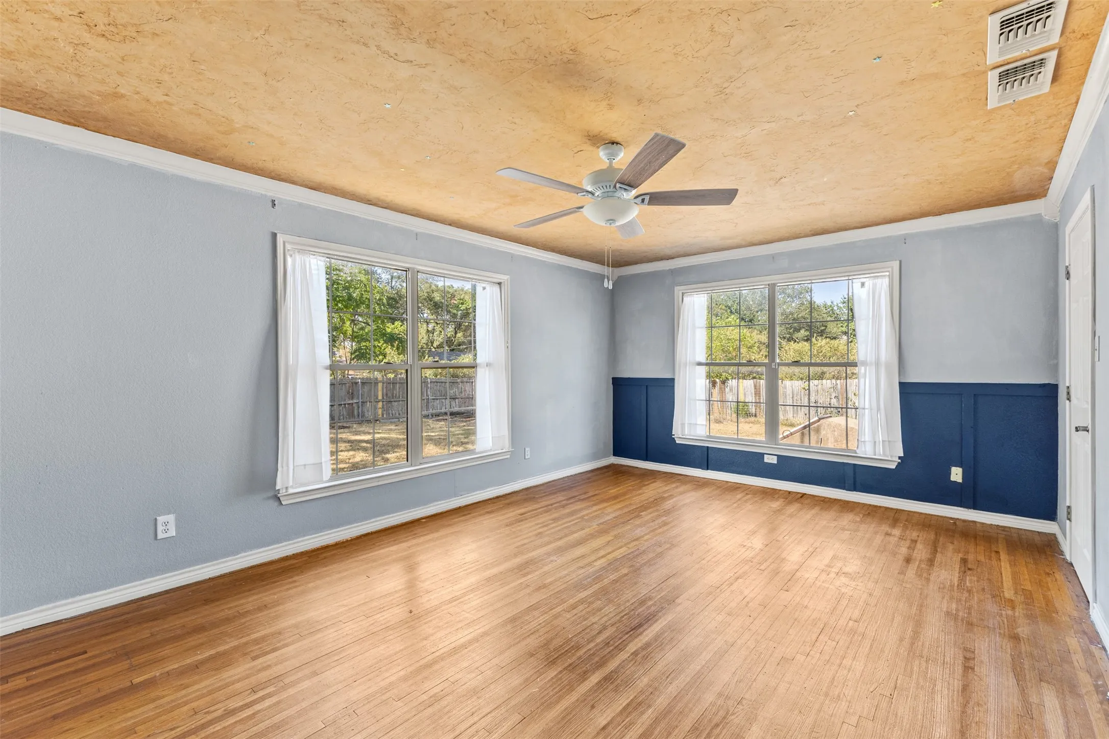 Single Family Residence For Sale in Navarro County , 1440 Columbia Avenue, Corsicana, Texas 75110, 4 Bedroom, 3 Bathroom, 2 Garage spaces, 3,787 Sqft, built in 1956, mls#21382284, Real Estate Agent in Corsicana, Homes For Sale in Navarro county, Homes For Sale in Corsicana, Realtor in Corsicana Texas, Real Estate Brokerage Independent Realty Texas, Luminita Cordes Realtor