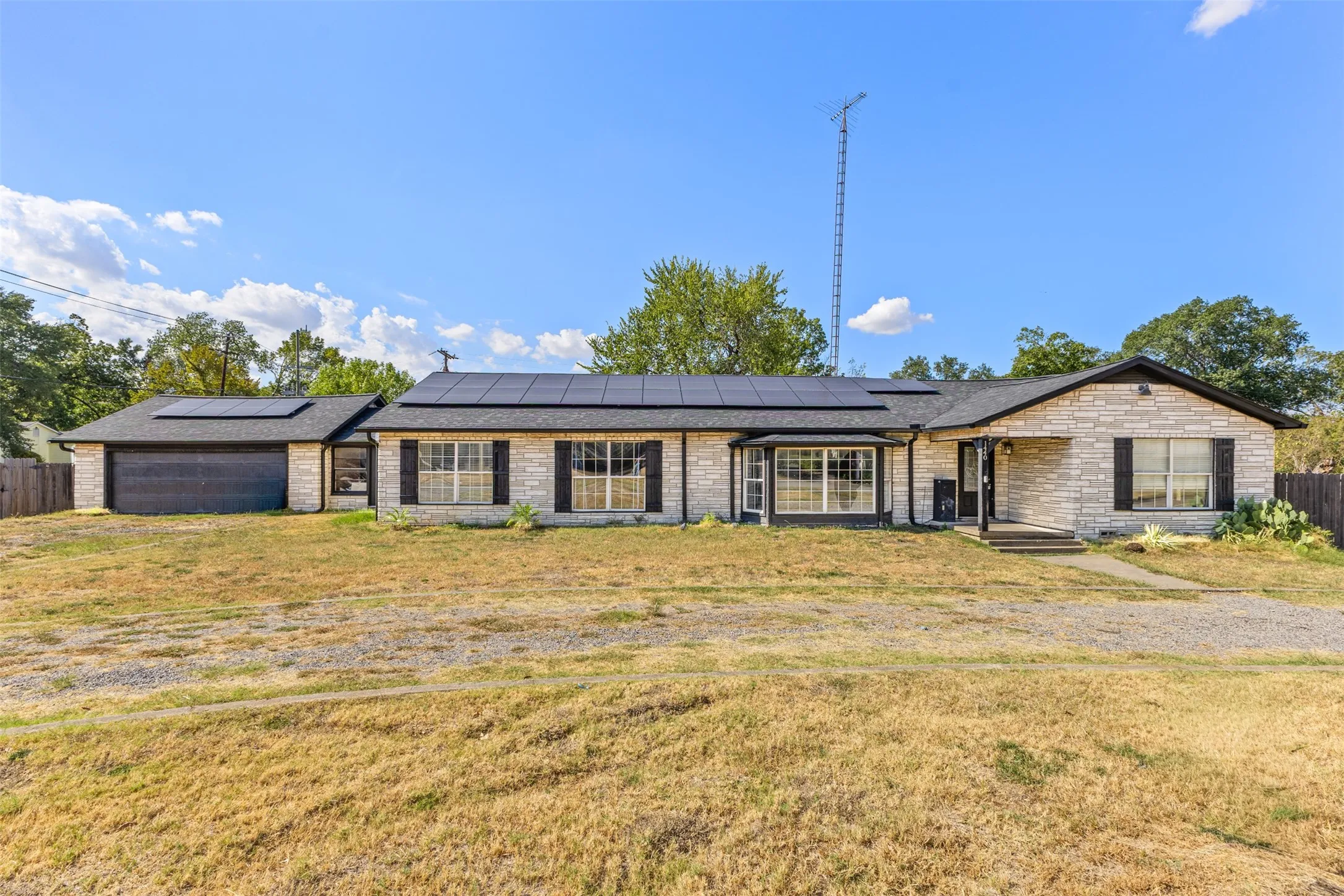 Single Family Residence For Sale in Navarro County , 1440 Columbia Avenue, Corsicana, Texas 75110, 4 Bedroom, 3 Bathroom, 2 Garage spaces, 3,787 Sqft, built in 1956, mls#21382284, Real Estate Agent in Corsicana, Homes For Sale in Navarro county, Homes For Sale in Corsicana, Realtor in Corsicana Texas, Real Estate Brokerage Independent Realty Texas, Luminita Cordes Realtor