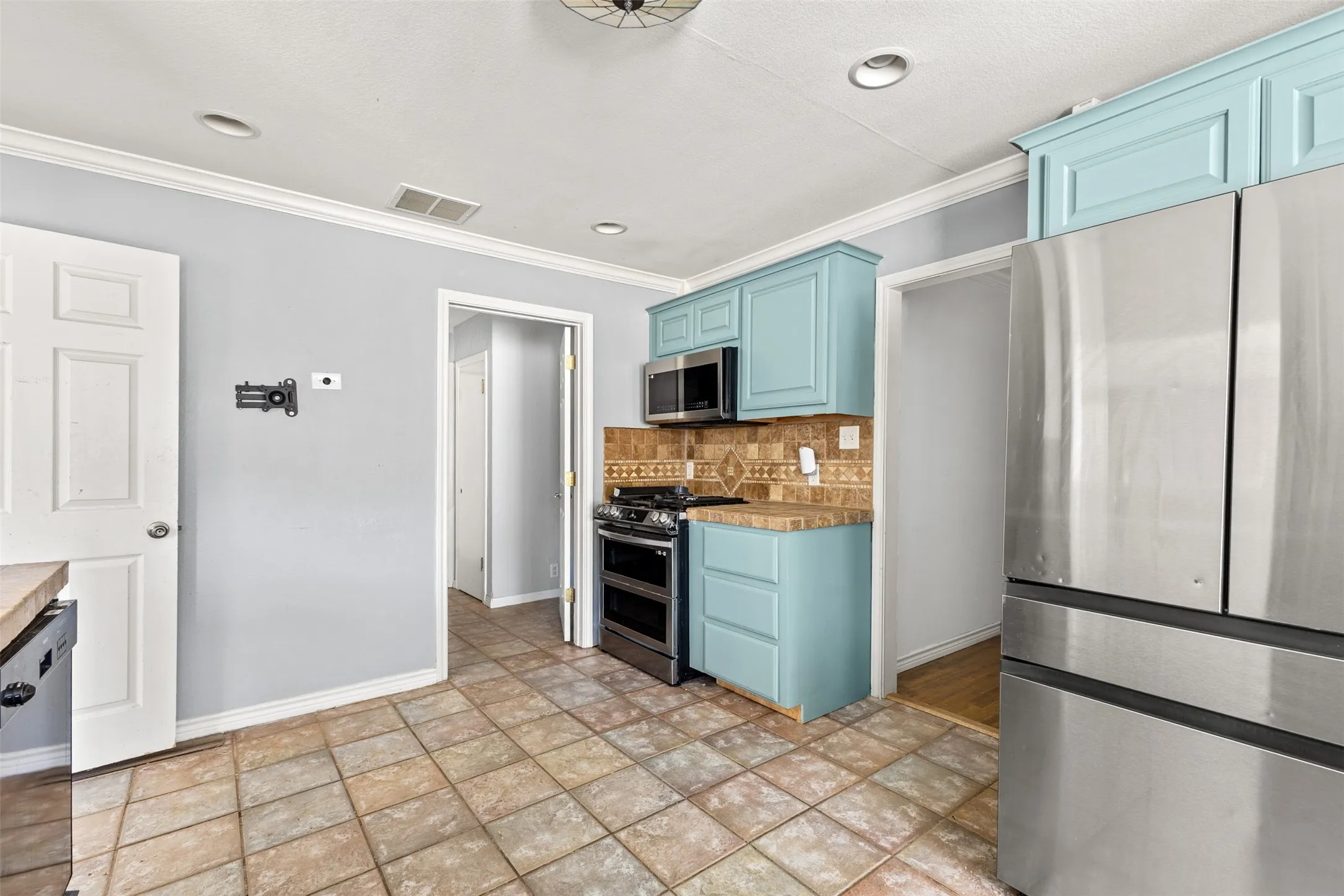 Single Family Residence For Sale in Navarro County , 1440 Columbia Avenue, Corsicana, Texas 75110, 4 Bedroom, 3 Bathroom, 2 Garage spaces, 3,787 Sqft, built in 1956, mls#21382284, Real Estate Agent in Corsicana, Homes For Sale in Navarro county, Homes For Sale in Corsicana, Realtor in Corsicana Texas, Real Estate Brokerage Independent Realty Texas, Luminita Cordes Realtor