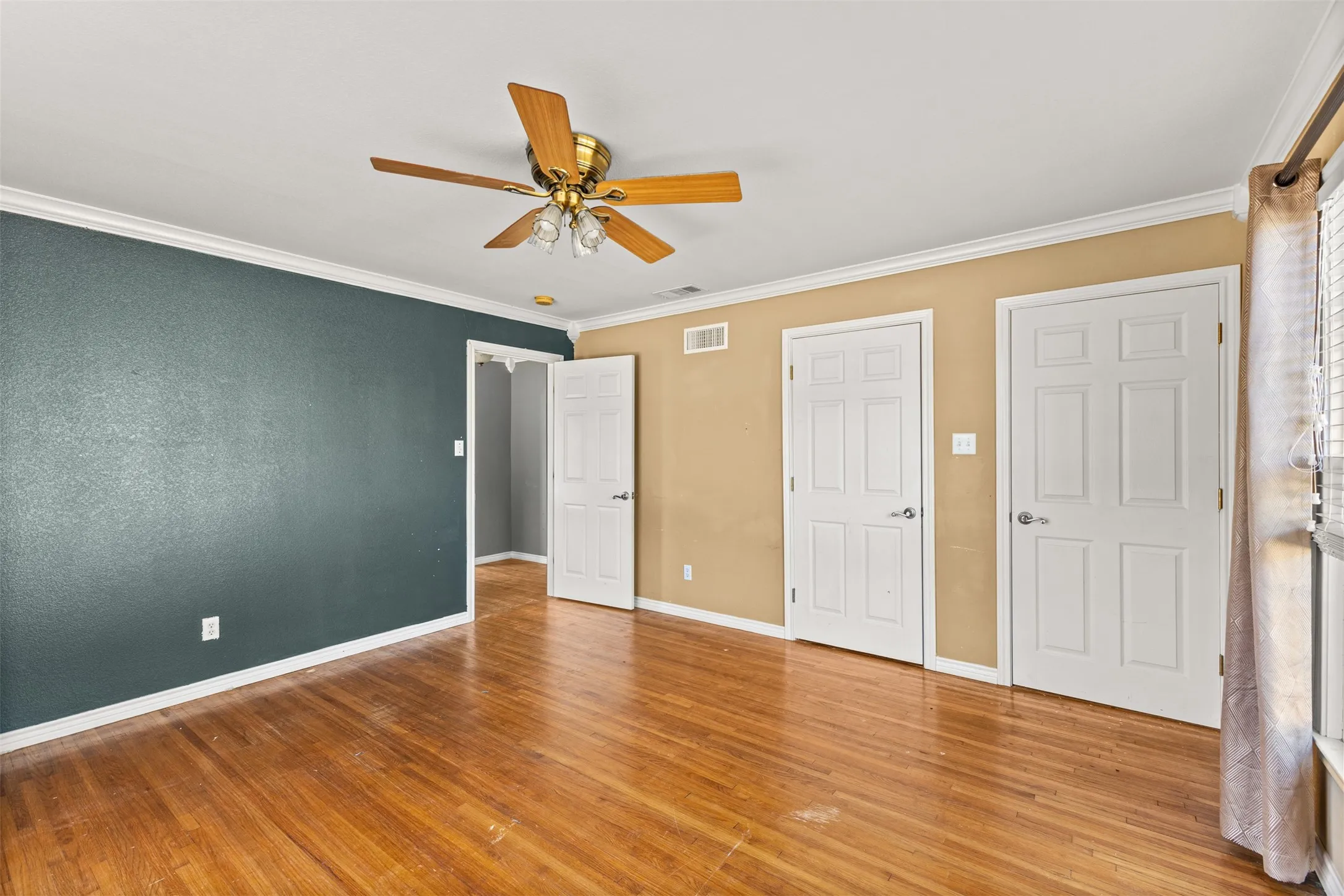 Single Family Residence For Sale in Navarro County , 1440 Columbia Avenue, Corsicana, Texas 75110, 4 Bedroom, 3 Bathroom, 2 Garage spaces, 3,787 Sqft, built in 1956, mls#21382284, Real Estate Agent in Corsicana, Homes For Sale in Navarro county, Homes For Sale in Corsicana, Realtor in Corsicana Texas, Real Estate Brokerage Independent Realty Texas, Luminita Cordes Realtor