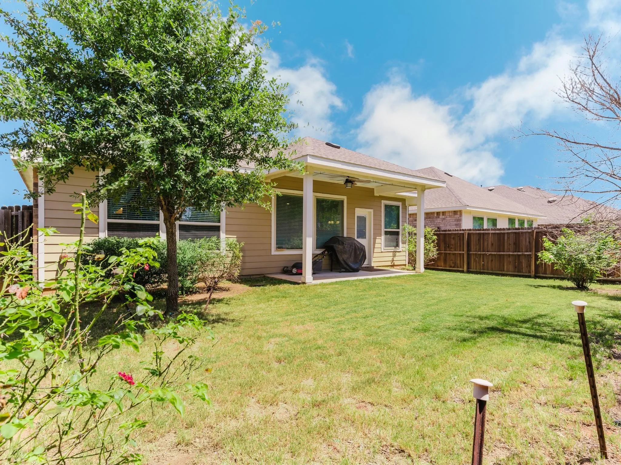 Single Family Residence For Rent in Tarrant County , 1904 Highlander Court, Fort Worth, Texas 76120, 3 Bedroom, 2 Bathroom, 2 Garage spaces, 1,960 Sqft, built in 2018, mls#21387895, Real Estate Agent in Fort Worth, Homes For Rent in Tarrant county, Homes For Rent in Fort Worth, Realtor in Fort Worth Texas, Real Estate Brokerage Independent Realty Texas, Luminita Cordes Realtor