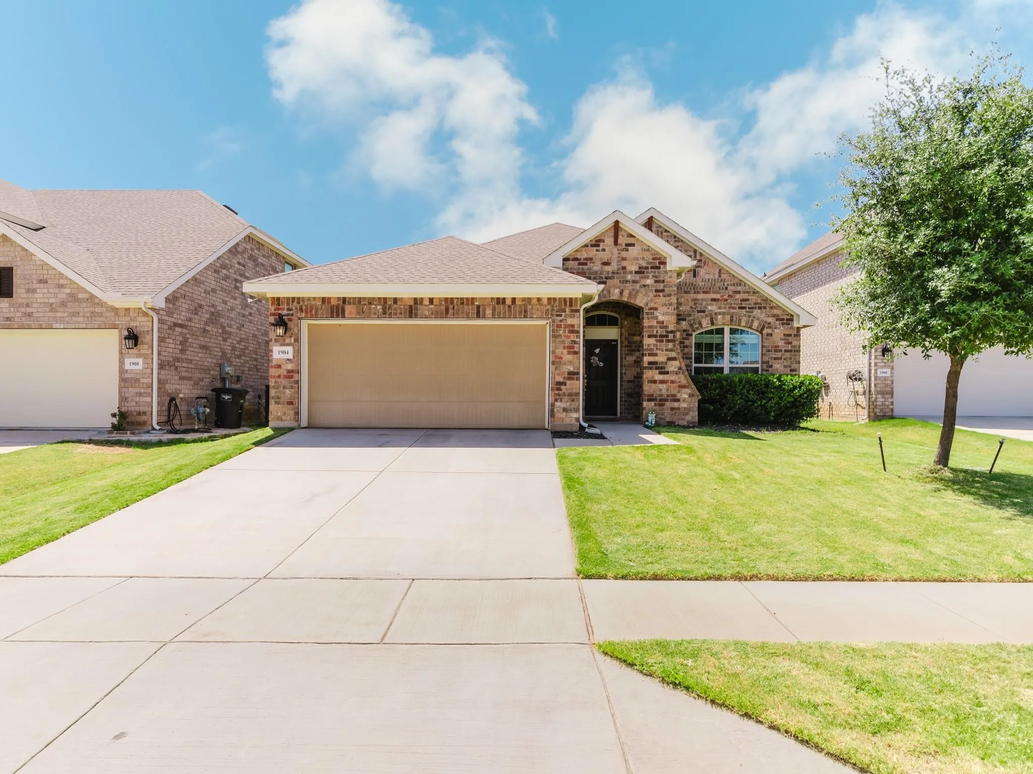 Single Family Residence For Rent in Tarrant County , 1904 Highlander Court, Fort Worth, Texas 76120, 3 Bedroom, 2 Bathroom, 2 Garage spaces, 1,960 Sqft, built in 2018, mls#21387895, Real Estate Agent in Fort Worth, Homes For Rent in Tarrant county, Homes For Rent in Fort Worth, Realtor in Fort Worth Texas, Real Estate Brokerage Independent Realty Texas, Luminita Cordes Realtor