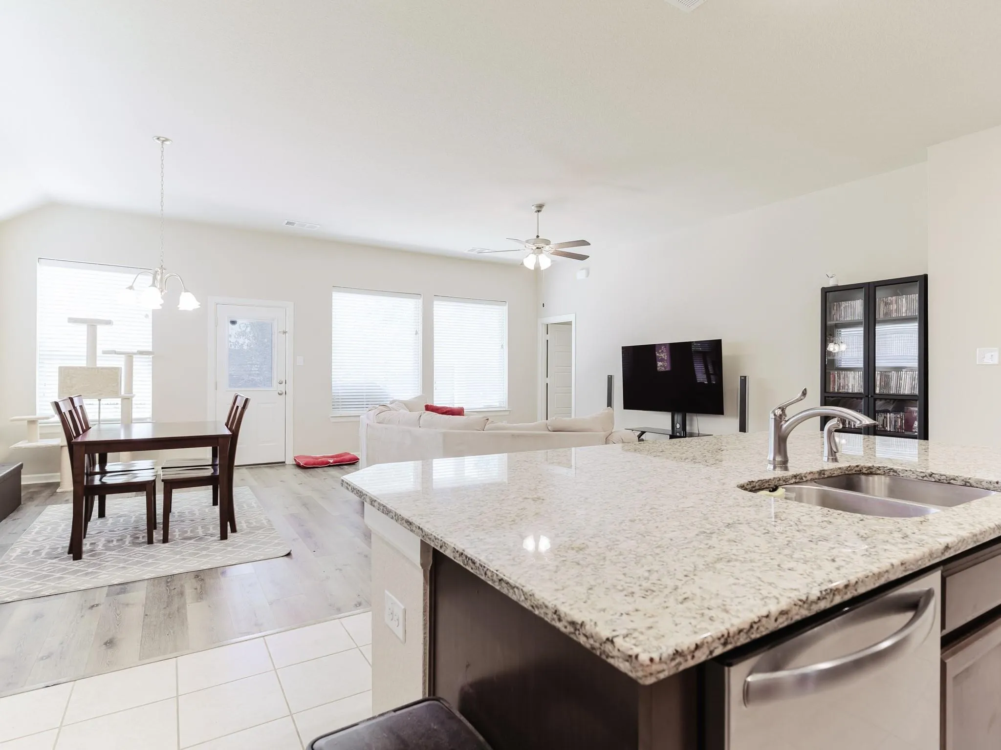Single Family Residence For Rent in Tarrant County , 1904 Highlander Court, Fort Worth, Texas 76120, 3 Bedroom, 2 Bathroom, 2 Garage spaces, 1,960 Sqft, built in 2018, mls#21387895, Real Estate Agent in Fort Worth, Homes For Rent in Tarrant county, Homes For Rent in Fort Worth, Realtor in Fort Worth Texas, Real Estate Brokerage Independent Realty Texas, Luminita Cordes Realtor