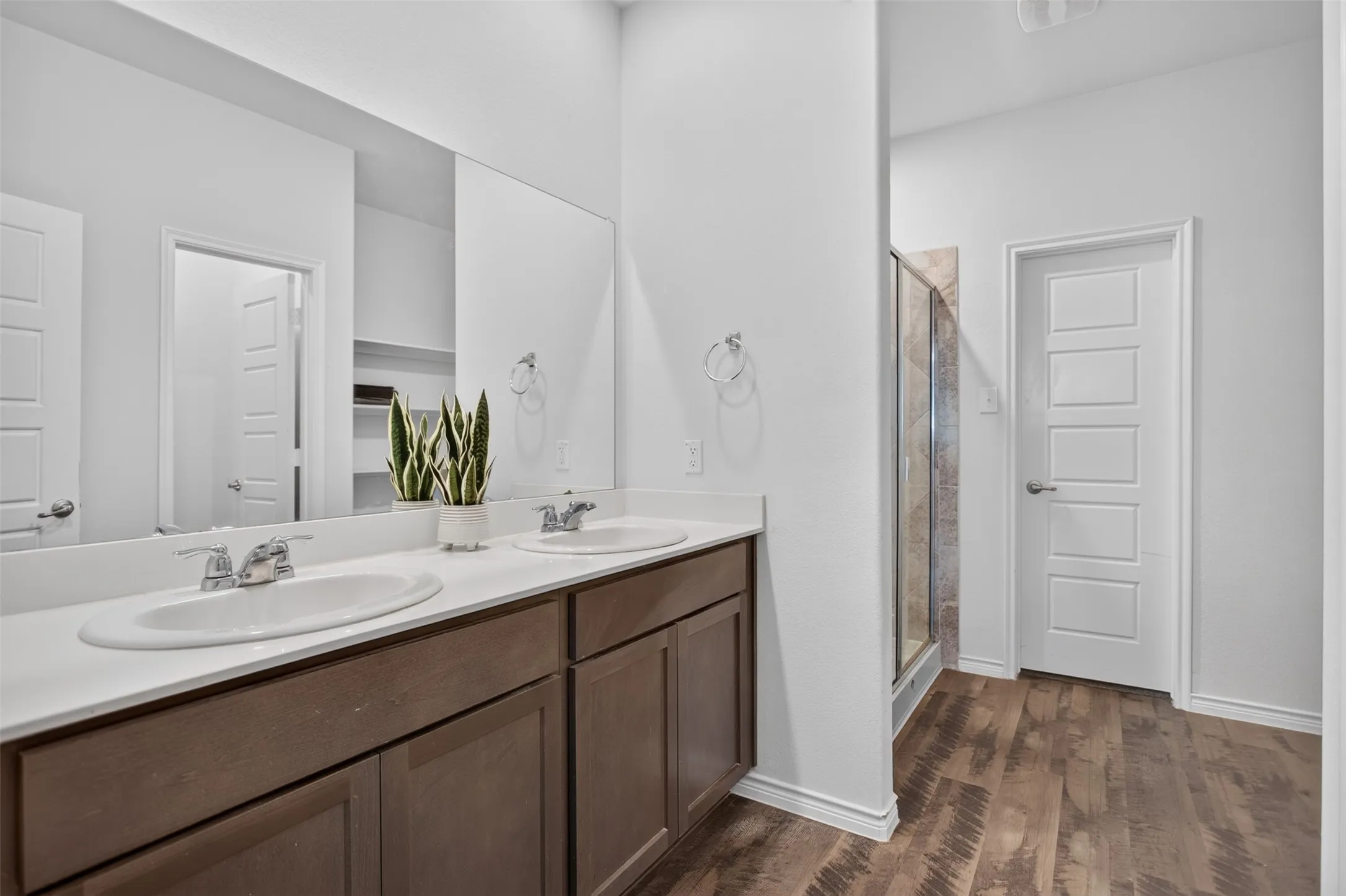 Large vanity with dual sinks in the primary bath