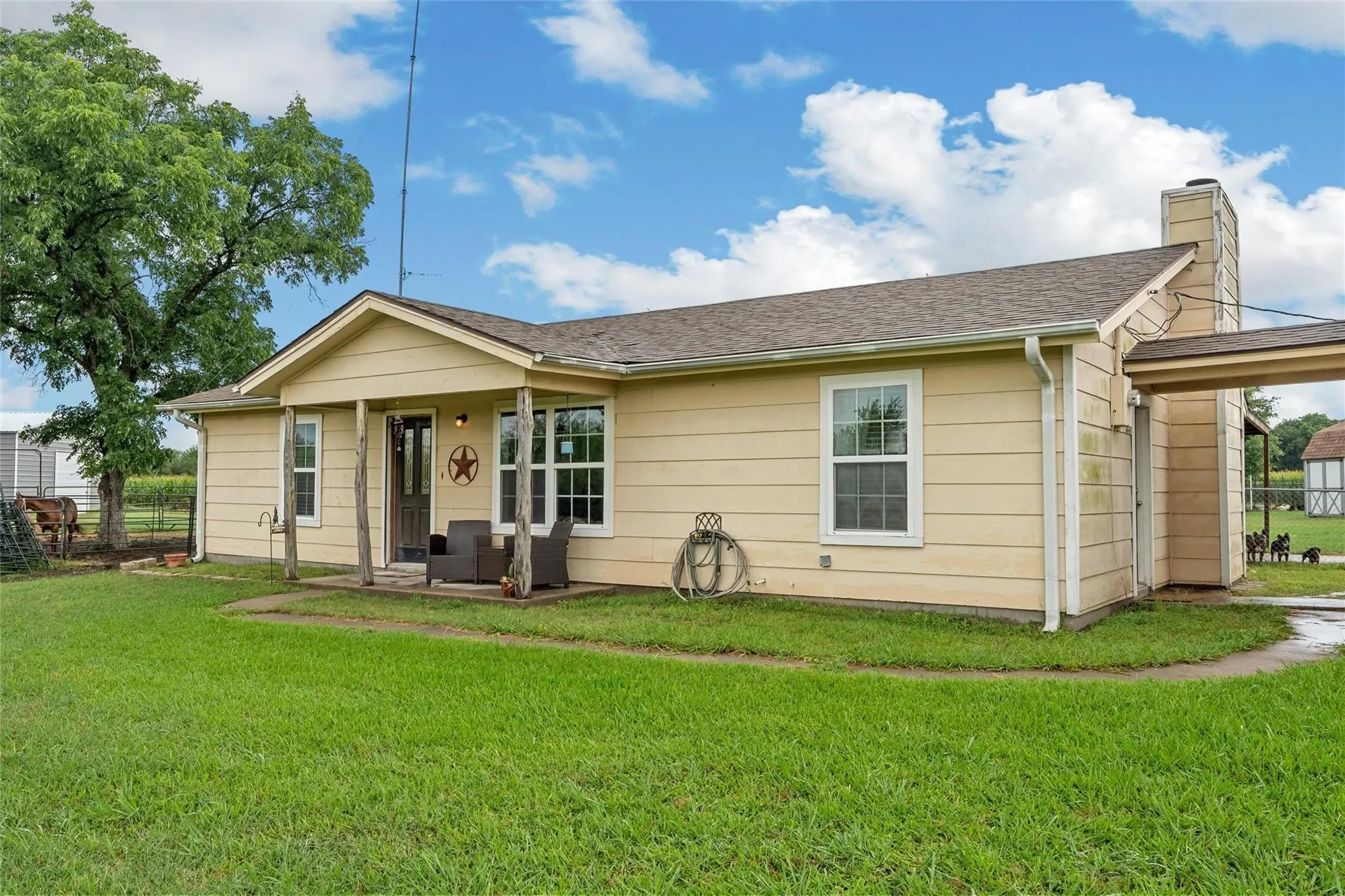 Single Family Residence For Sale in Hill County , 2851 Fm 339, Mount Calm, Texas 76673, 3 Bedroom, 1 Bathroom, 1 Garage spaces, 1,334 Sqft, built in 1991, mls#21387904, Real Estate Agent in Mount Calm, Homes For Sale in Hill county, Homes For Sale in Mount Calm, Realtor in Mount Calm Texas, Real Estate Brokerage Independent Realty Texas, Luminita Cordes Realtor