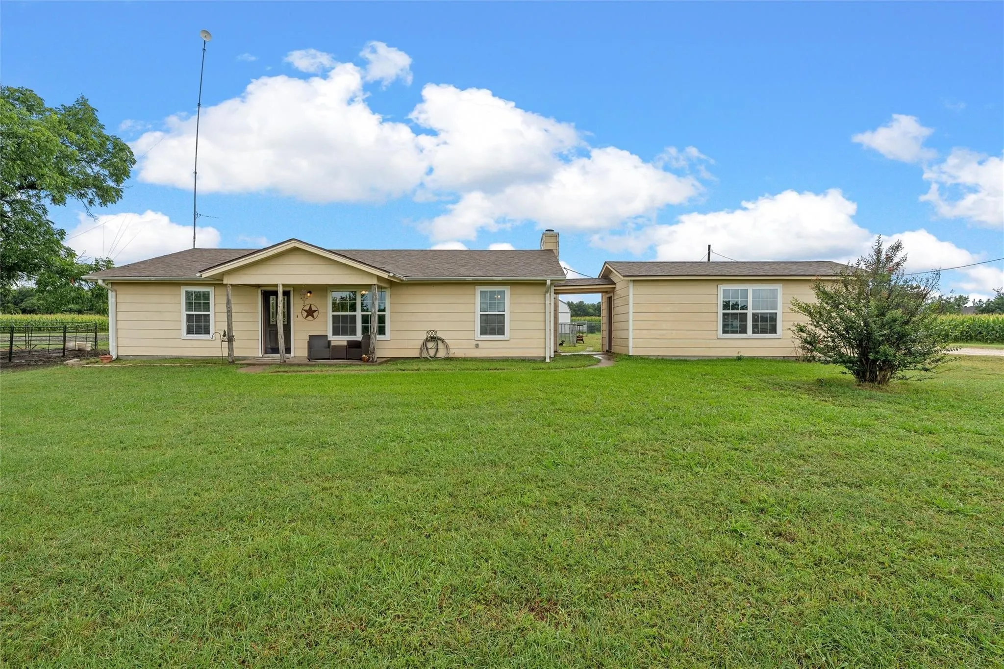 Single Family Residence For Sale in Hill County , 2851 Fm 339, Mount Calm, Texas 76673, 3 Bedroom, 1 Bathroom, 1 Garage spaces, 1,334 Sqft, built in 1991, mls#21387904, Real Estate Agent in Mount Calm, Homes For Sale in Hill county, Homes For Sale in Mount Calm, Realtor in Mount Calm Texas, Real Estate Brokerage Independent Realty Texas, Luminita Cordes Realtor