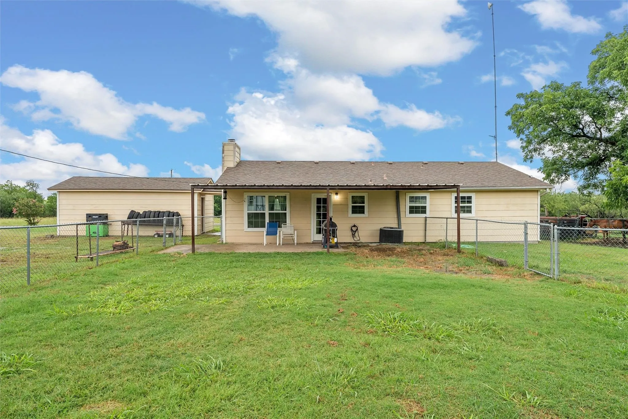 Single Family Residence For Sale in Hill County , 2851 Fm 339, Mount Calm, Texas 76673, 3 Bedroom, 1 Bathroom, 1 Garage spaces, 1,334 Sqft, built in 1991, mls#21387904, Real Estate Agent in Mount Calm, Homes For Sale in Hill county, Homes For Sale in Mount Calm, Realtor in Mount Calm Texas, Real Estate Brokerage Independent Realty Texas, Luminita Cordes Realtor