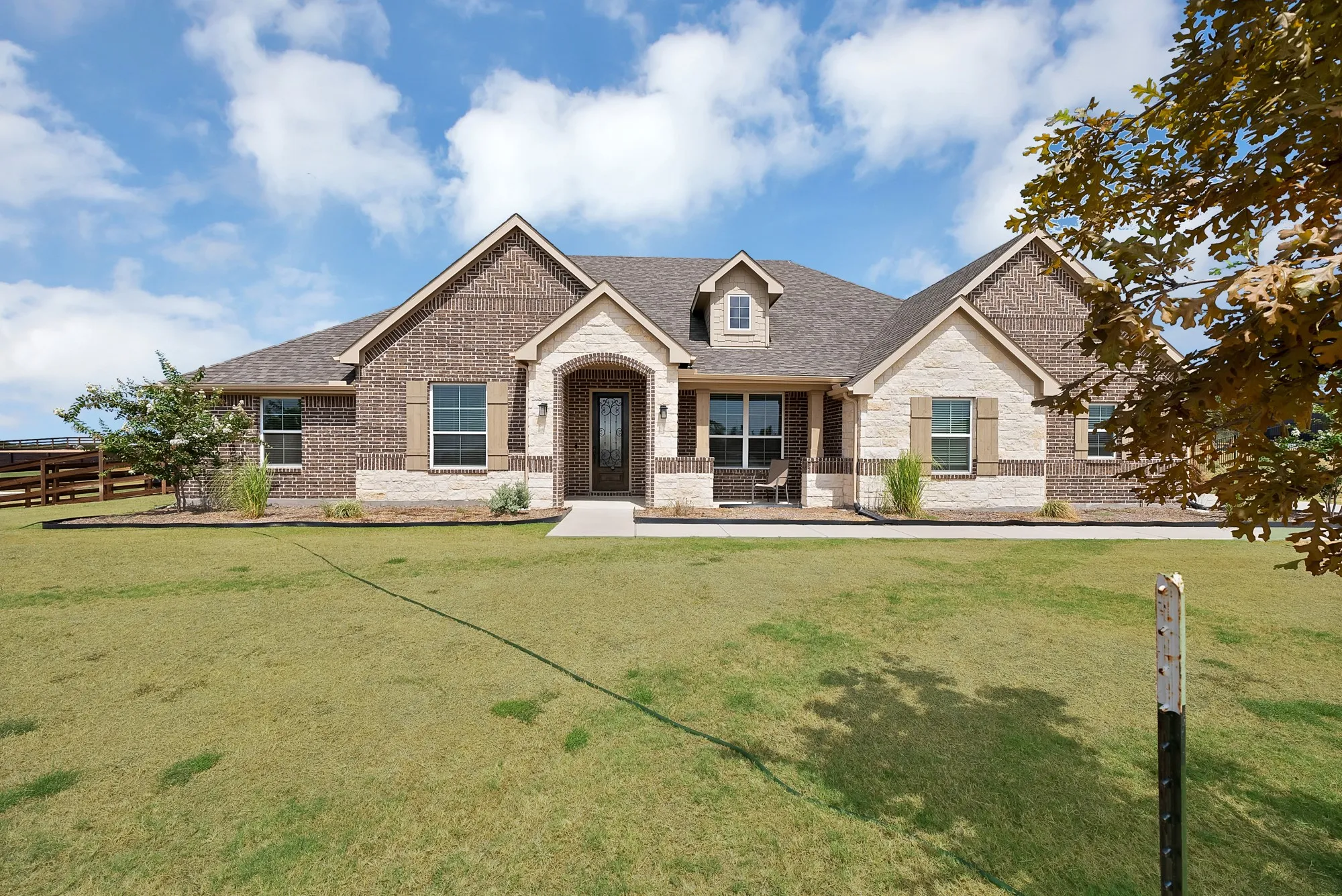Single Family Residence For Sale in Grayson County , 3608 Horseshoe Drive, Van Alstyne, Texas 75495, 4 Bedroom, 3 Bathroom, 3 Garage spaces, 2,775 Sqft, built in 2023, mls#21385568, Real Estate Agent in Van Alstyne, Homes For Sale in Grayson county, Homes For Sale in Van Alstyne, Realtor in Van Alstyne Texas, Real Estate Brokerage Independent Realty Texas, Luminita Cordes Realtor