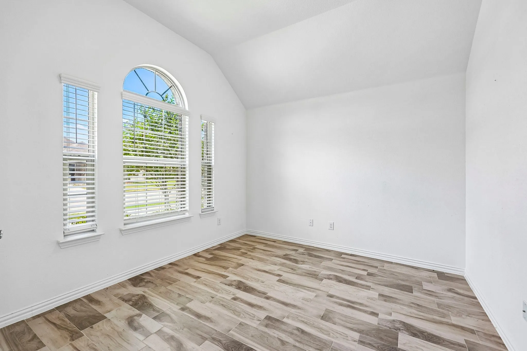Single Family Residence For Rent in Denton County , 14844 Equine Trail, Haslet, Texas 76052, 3 Bedroom, 2 Bathroom, 2 Garage spaces, 1,873 Sqft, built in 2021, mls#21387844, Real Estate Agent in Haslet, Homes For Rent in Denton county, Homes For Rent in Haslet, Realtor in Haslet Texas, Real Estate Brokerage Independent Realty Texas, Luminita Cordes Realtor