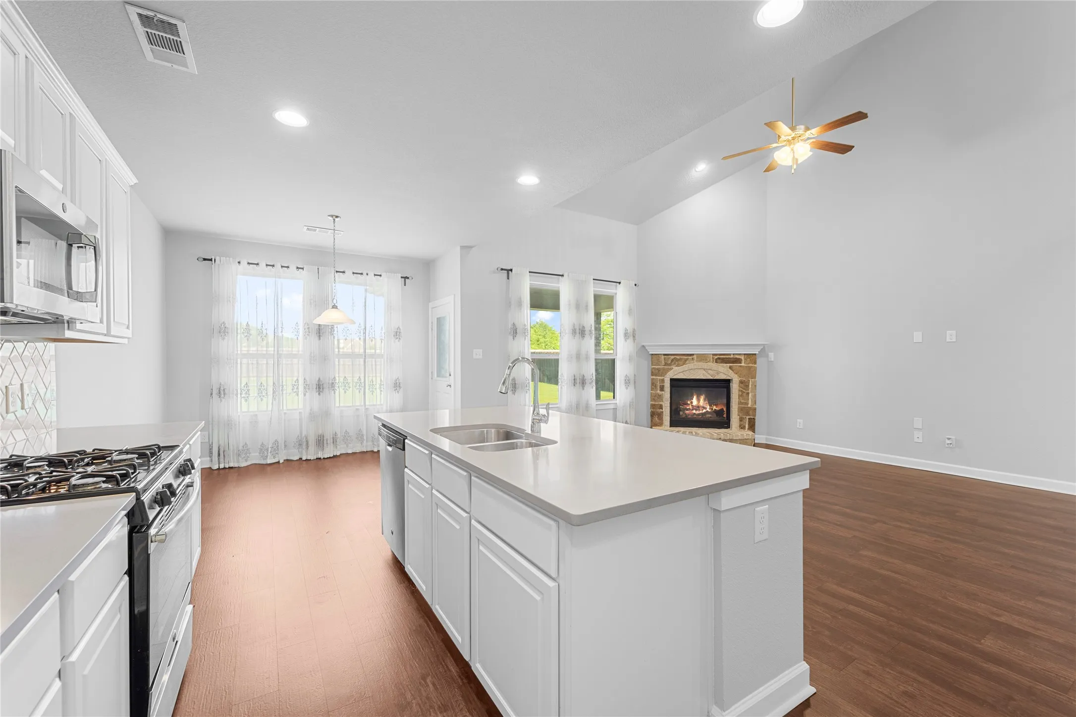 Single Family Residence For Rent in Kaufman County , 1296 Carlsbad Drive, Forney, Texas 75126, 5 Bedroom, 3 Bathroom, 2 Garage spaces, 2,752 Sqft, built in 2017, mls#21387875, Real Estate Agent in Forney, Homes For Rent in Kaufman county, Homes For Rent in Forney, Realtor in Forney Texas, Real Estate Brokerage Independent Realty Texas, Luminita Cordes Realtor