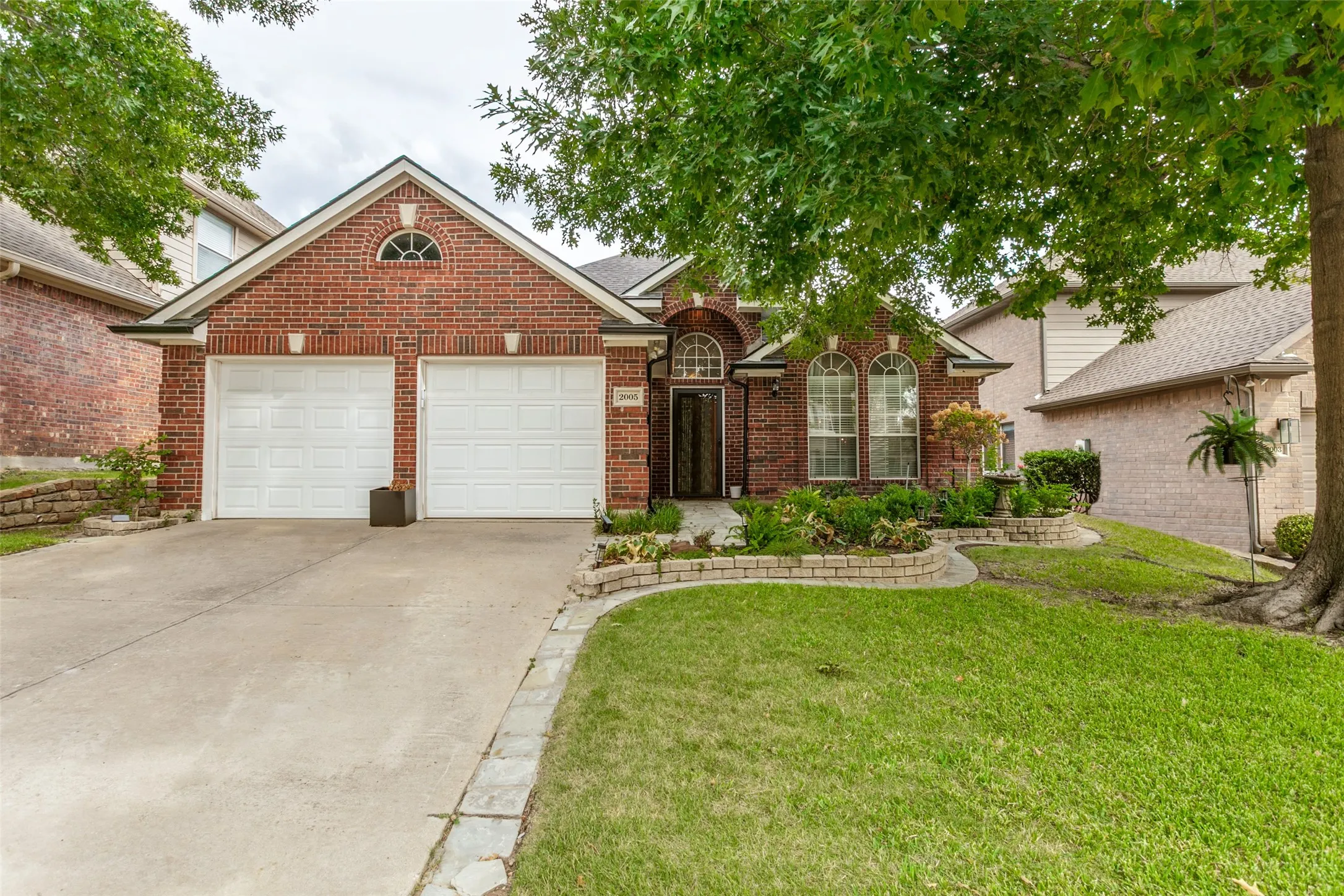 Single Family Residence For Sale in Denton County , 2005 Club View Circle, Corinth, Texas 76210, 3 Bedroom, 2 Bathroom, 2 Garage spaces, 1,972 Sqft, built in 1999, mls#21385107, Real Estate Agent in Corinth, Homes For Sale in Denton county, Homes For Sale in Corinth, Realtor in Corinth Texas, Real Estate Brokerage Independent Realty Texas, Luminita Cordes Realtor