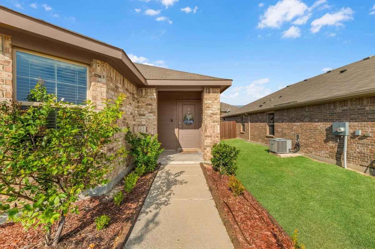 Single Family Residence For Sale in Tarrant County , 9509 Golden Summit Drive, Fort Worth, Texas 76131, 3 Bedroom, 2 Bathroom, 2 Garage spaces, 1,614 Sqft, built in 2023, mls#21387923, Real Estate Agent in Fort Worth, Homes For Sale in Tarrant county, Homes For Sale in Fort Worth, Realtor in Fort Worth Texas, Real Estate Brokerage Independent Realty Texas, Luminita Cordes Realtor