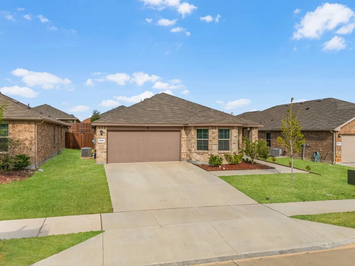 Single Family Residence For Sale in Tarrant County , 9509 Golden Summit Drive, Fort Worth, Texas 76131, 3 Bedroom, 2 Bathroom, 2 Garage spaces, 1,614 Sqft, built in 2023, mls#21387923, Real Estate Agent in Fort Worth, Homes For Sale in Tarrant county, Homes For Sale in Fort Worth, Realtor in Fort Worth Texas, Real Estate Brokerage Independent Realty Texas, Luminita Cordes Realtor