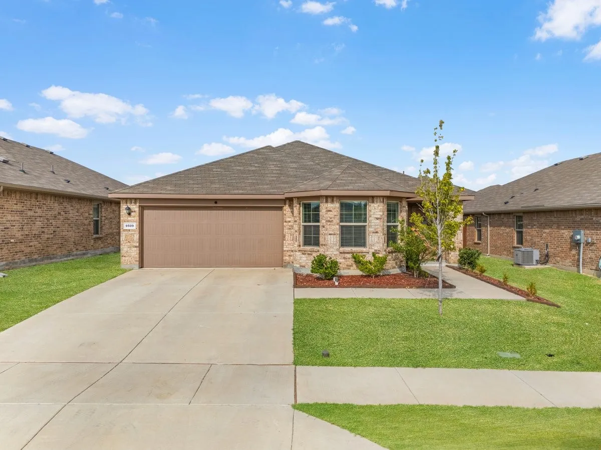 Single Family Residence For Sale in Tarrant County , 9509 Golden Summit Drive, Fort Worth, Texas 76131, 3 Bedroom, 2 Bathroom, 2 Garage spaces, 1,614 Sqft, built in 2023, mls#21387923, Real Estate Agent in Fort Worth, Homes For Sale in Tarrant county, Homes For Sale in Fort Worth, Realtor in Fort Worth Texas, Real Estate Brokerage Independent Realty Texas, Luminita Cordes Realtor