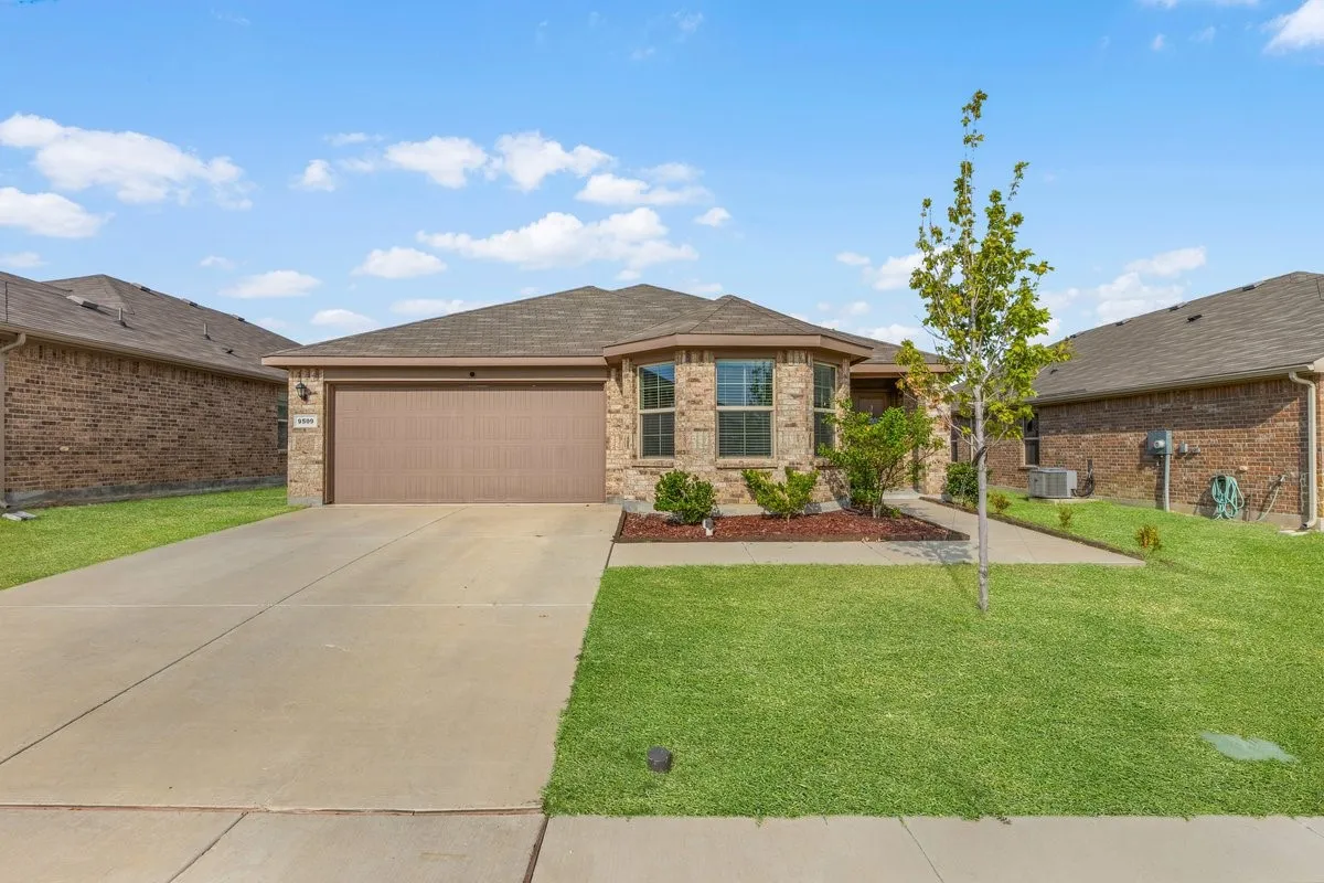 Single Family Residence For Sale in Tarrant County , 9509 Golden Summit Drive, Fort Worth, Texas 76131, 3 Bedroom, 2 Bathroom, 2 Garage spaces, 1,614 Sqft, built in 2023, mls#21387923, Real Estate Agent in Fort Worth, Homes For Sale in Tarrant county, Homes For Sale in Fort Worth, Realtor in Fort Worth Texas, Real Estate Brokerage Independent Realty Texas, Luminita Cordes Realtor