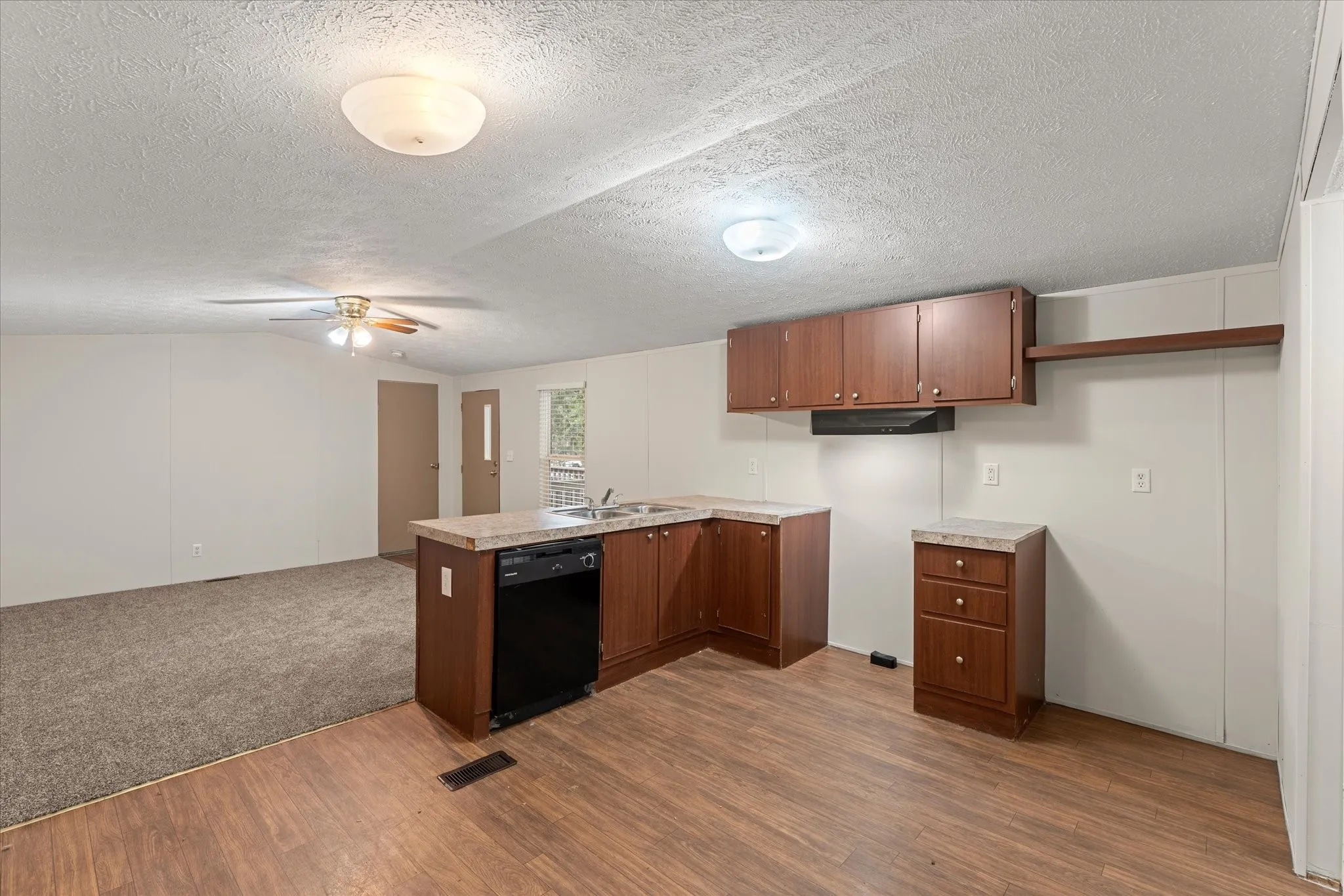 Mobile Home For Sale in Henderson County , 210 Ben Lacy Drive, Gun Barrel City, Texas 75156, 2 Bedroom, 1 Bathroom, Garage spaces, 784 Sqft, built in 2015, mls#21387924, Real Estate Agent in Gun Barrel City, Homes For Sale in Henderson county, Homes For Sale in Gun Barrel City, Realtor in Gun Barrel City Texas, Real Estate Brokerage Independent Realty Texas, Luminita Cordes Realtor