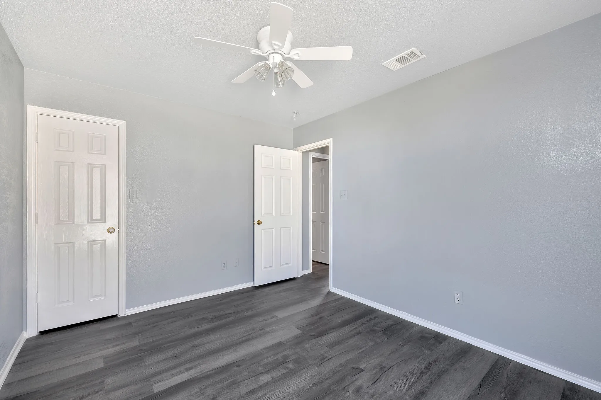 Single Family Residence For Rent in Ellis County , 3226 Eagle Lane, Midlothian, Texas 76065, 3 Bedroom, 3 Bathroom, 2 Garage spaces, 1,499 Sqft, built in 2000, mls#21387910, Real Estate Agent in Midlothian, Homes For Rent in Ellis county, Homes For Rent in Midlothian, Realtor in Midlothian Texas, Real Estate Brokerage Independent Realty Texas, Luminita Cordes Realtor