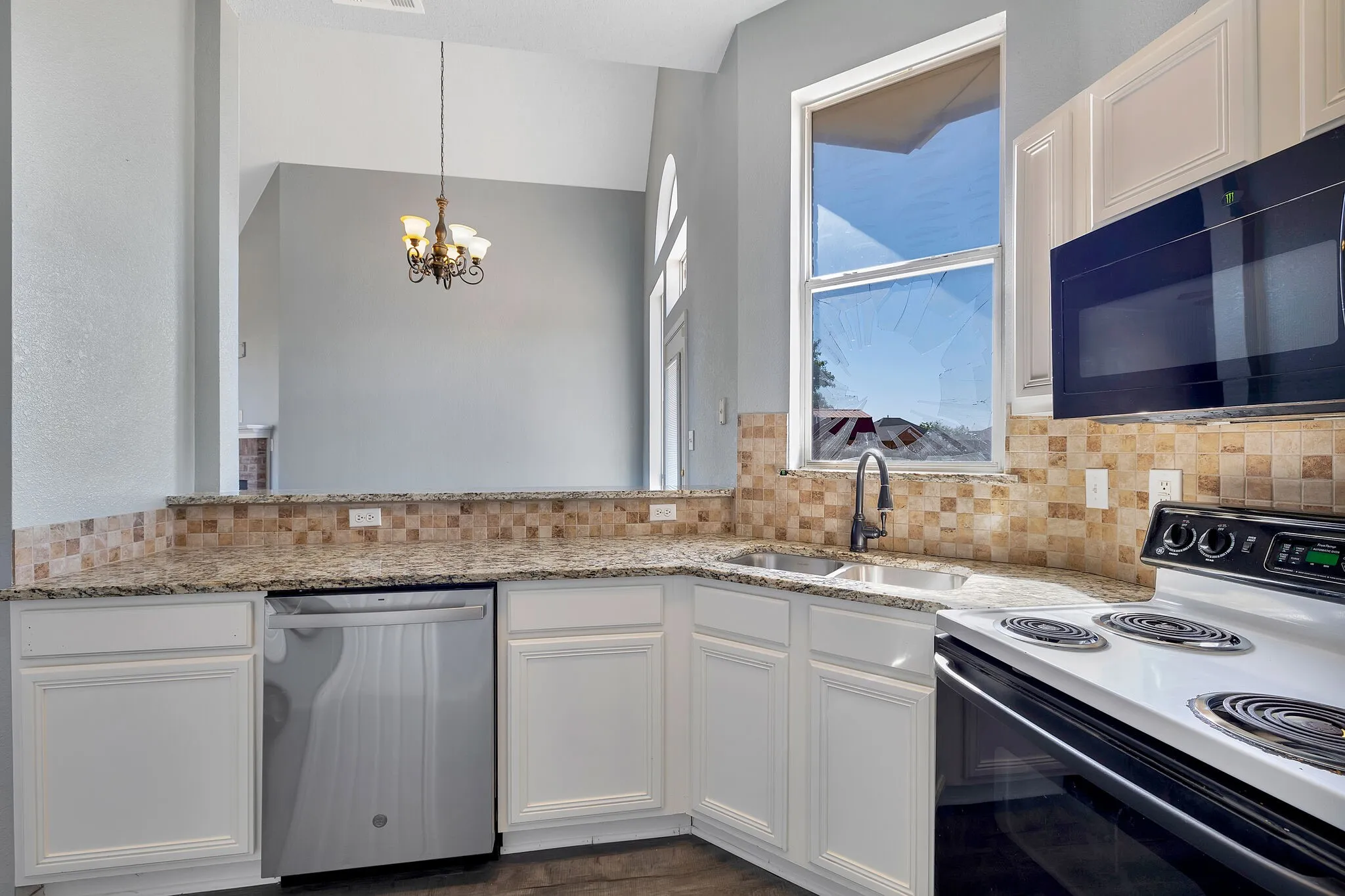 Single Family Residence For Rent in Ellis County , 3226 Eagle Lane, Midlothian, Texas 76065, 3 Bedroom, 3 Bathroom, 2 Garage spaces, 1,499 Sqft, built in 2000, mls#21387910, Real Estate Agent in Midlothian, Homes For Rent in Ellis county, Homes For Rent in Midlothian, Realtor in Midlothian Texas, Real Estate Brokerage Independent Realty Texas, Luminita Cordes Realtor