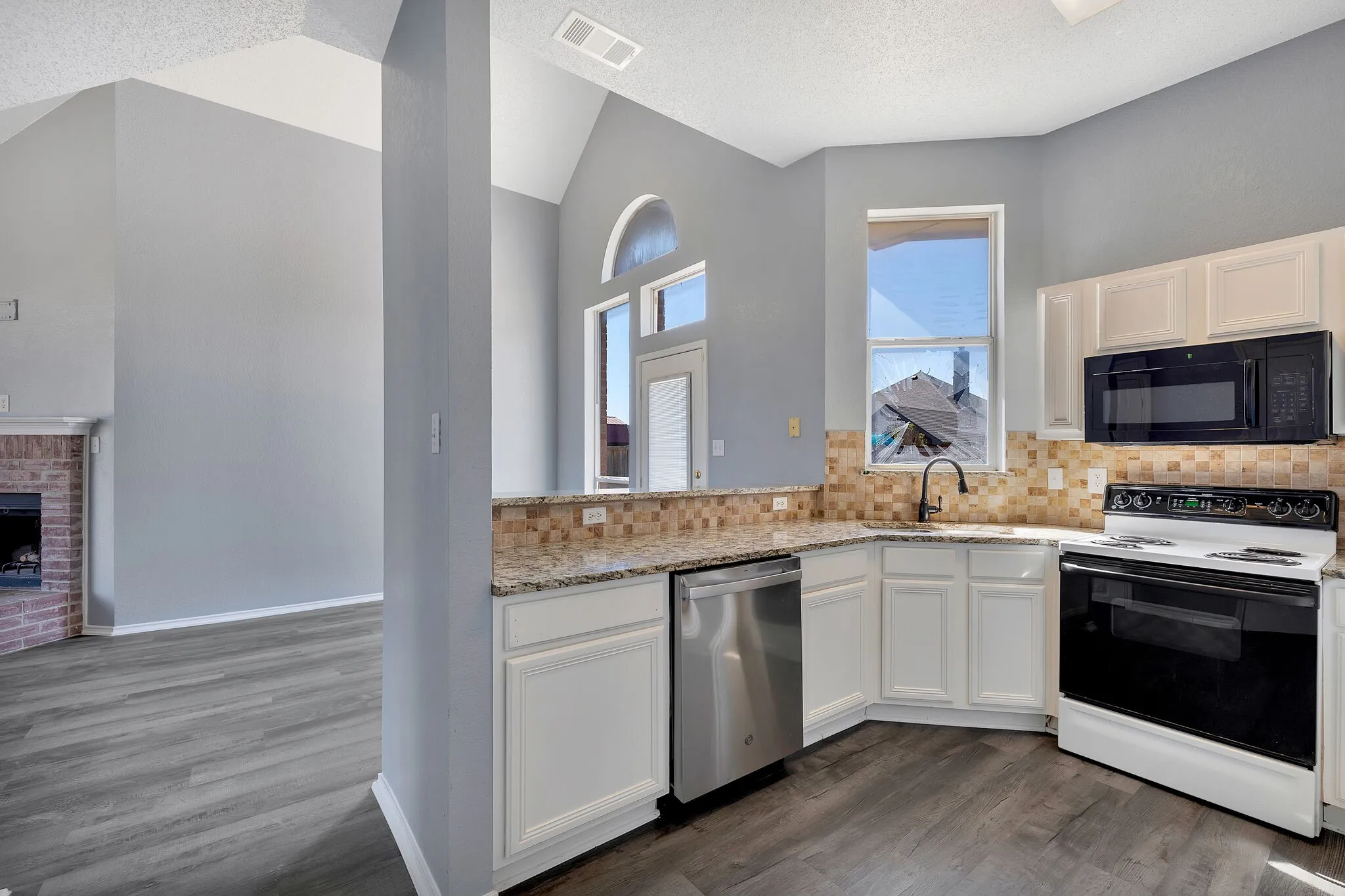 Single Family Residence For Rent in Ellis County , 3226 Eagle Lane, Midlothian, Texas 76065, 3 Bedroom, 3 Bathroom, 2 Garage spaces, 1,499 Sqft, built in 2000, mls#21387910, Real Estate Agent in Midlothian, Homes For Rent in Ellis county, Homes For Rent in Midlothian, Realtor in Midlothian Texas, Real Estate Brokerage Independent Realty Texas, Luminita Cordes Realtor