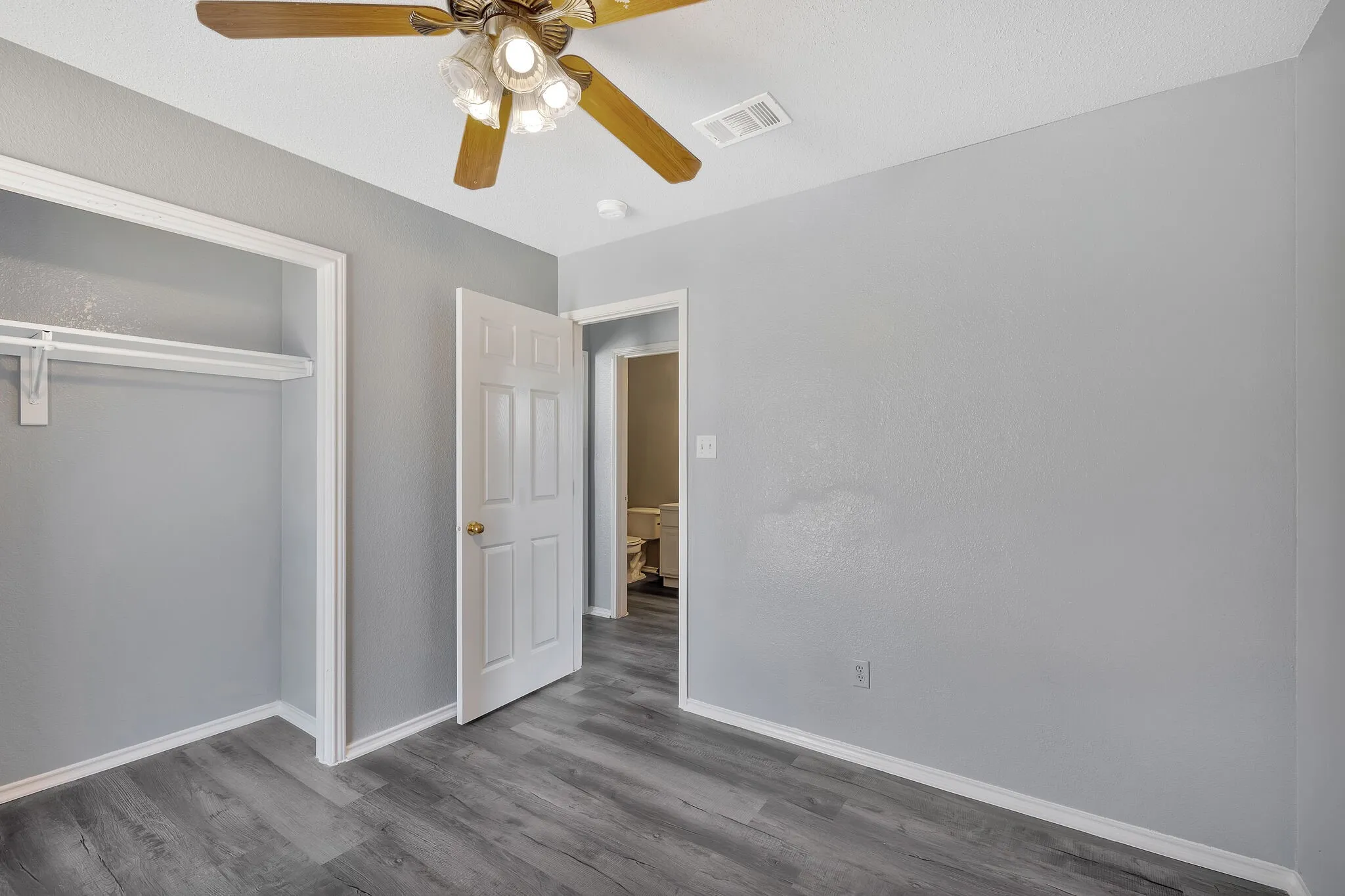 Single Family Residence For Rent in Ellis County , 3226 Eagle Lane, Midlothian, Texas 76065, 3 Bedroom, 3 Bathroom, 2 Garage spaces, 1,499 Sqft, built in 2000, mls#21387910, Real Estate Agent in Midlothian, Homes For Rent in Ellis county, Homes For Rent in Midlothian, Realtor in Midlothian Texas, Real Estate Brokerage Independent Realty Texas, Luminita Cordes Realtor
