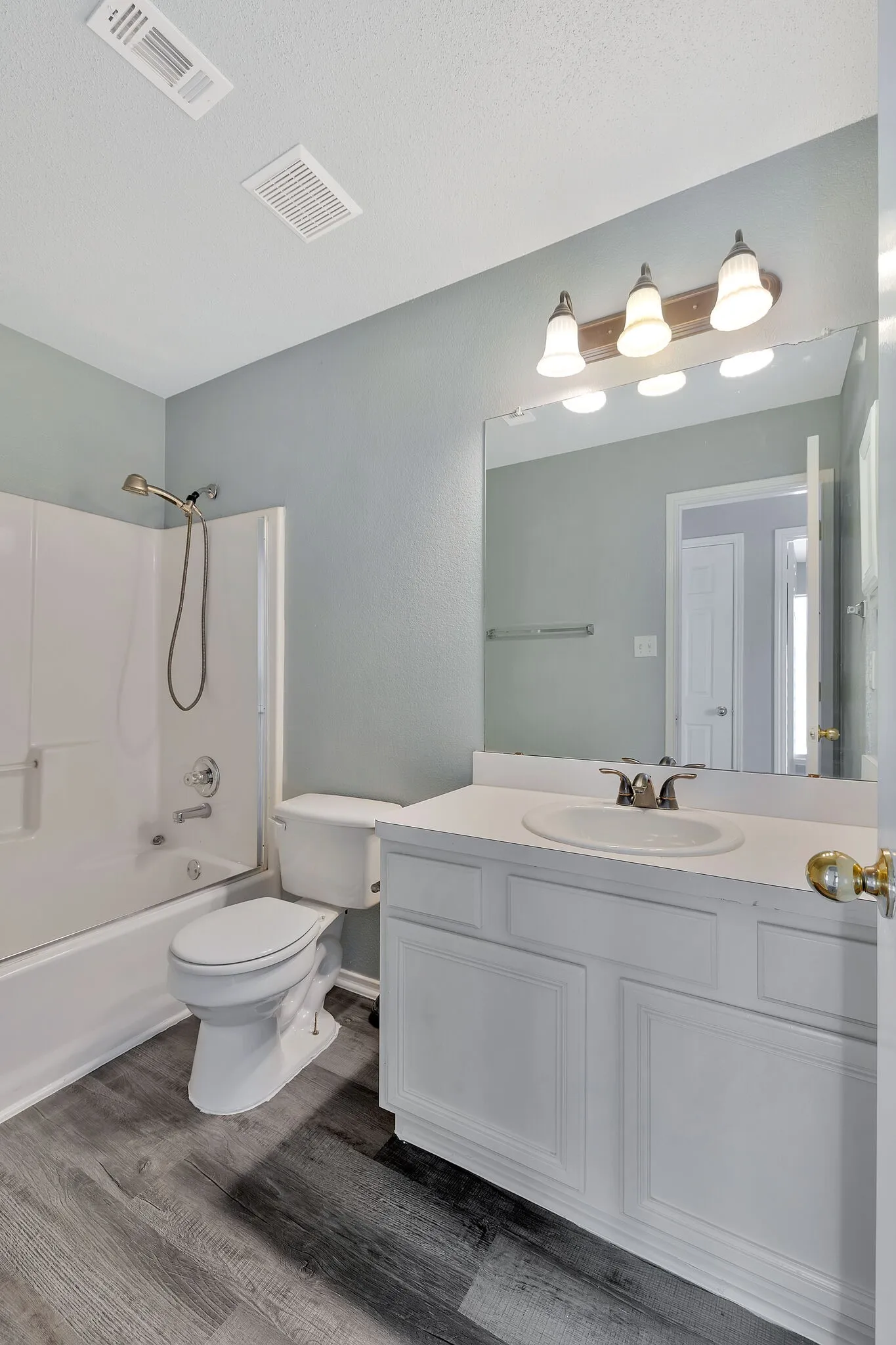 Single Family Residence For Rent in Ellis County , 3226 Eagle Lane, Midlothian, Texas 76065, 3 Bedroom, 3 Bathroom, 2 Garage spaces, 1,499 Sqft, built in 2000, mls#21387910, Real Estate Agent in Midlothian, Homes For Rent in Ellis county, Homes For Rent in Midlothian, Realtor in Midlothian Texas, Real Estate Brokerage Independent Realty Texas, Luminita Cordes Realtor