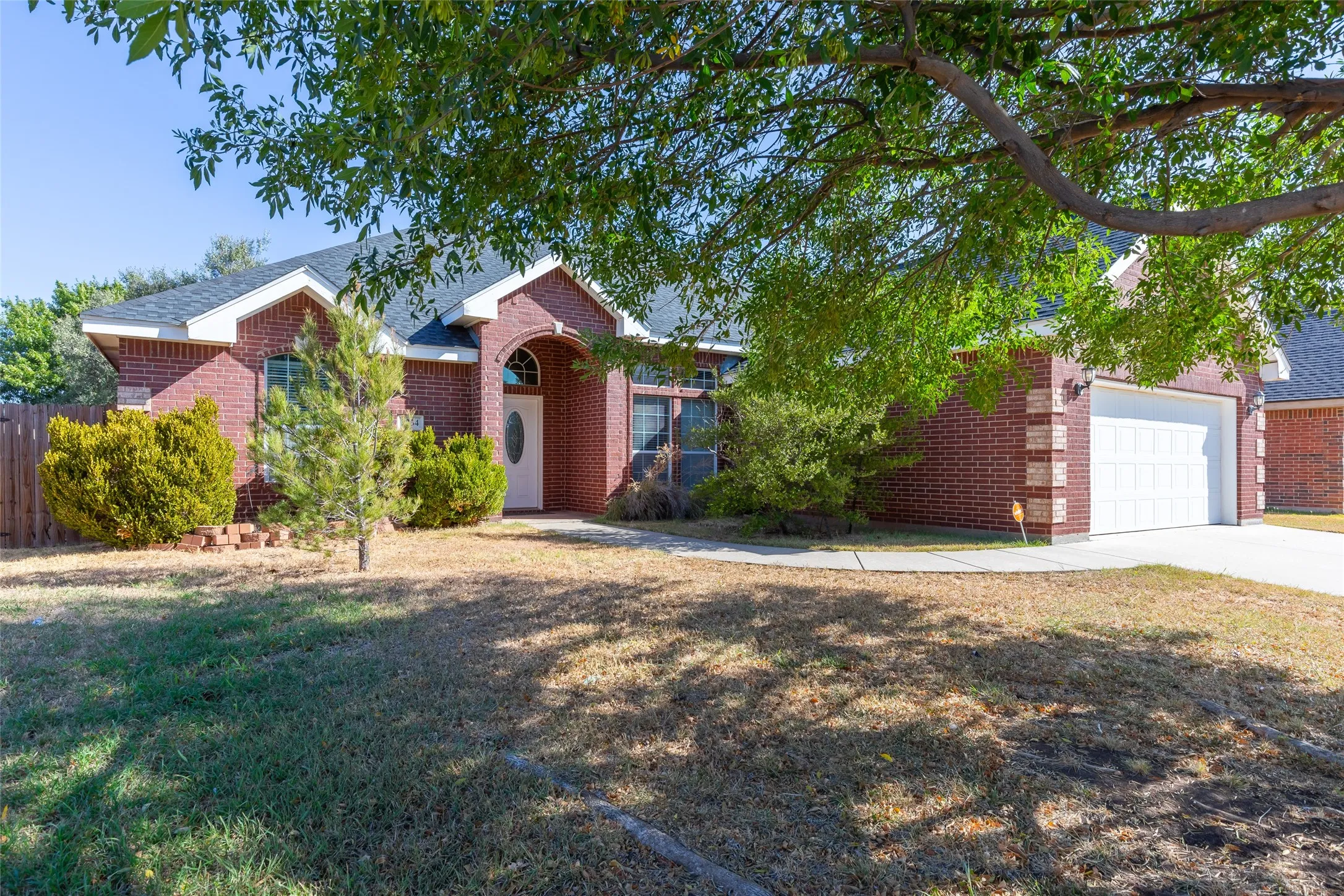 Single Family Residence For Sale in Taylor County , 2234 Old Ironsides Road, Abilene, Texas 79601, 3 Bedroom, 2 Bathroom, 2 Garage spaces, 1,782 Sqft, built in 2004, mls#21382956, Real Estate Agent in Abilene, Homes For Sale in Taylor county, Homes For Sale in Abilene, Realtor in Abilene Texas, Real Estate Brokerage Independent Realty Texas, Luminita Cordes Realtor