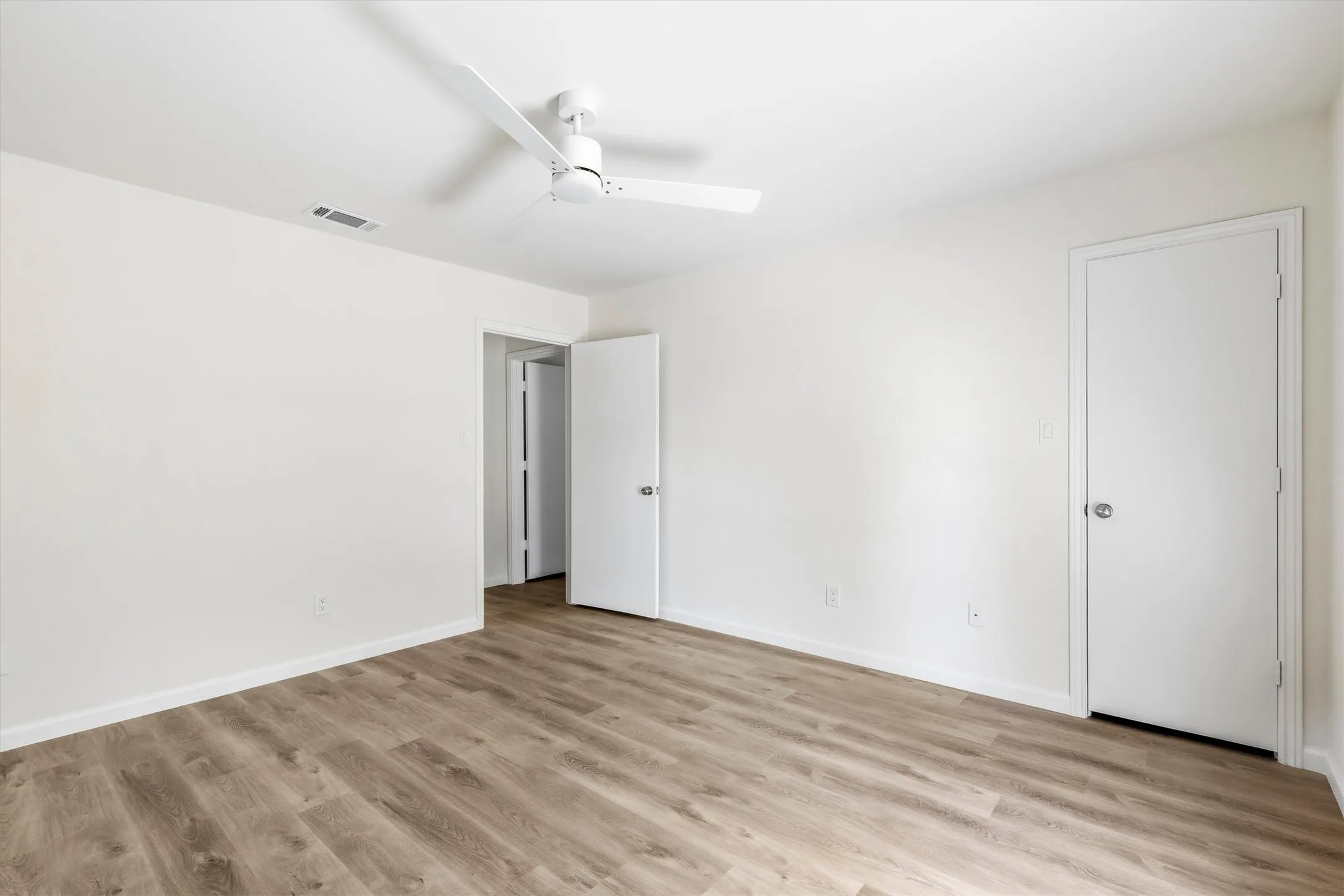 Single Family Residence For Sale in Denton County , 1918 Big Sky Drive, Lewisville, Texas 75077, 3 Bedroom, 2 Bathroom, 2 Garage spaces, 1,937 Sqft, built in 1980, mls#21363937, Real Estate Agent in Lewisville, Homes For Sale in Denton county, Homes For Sale in Lewisville, Realtor in Lewisville Texas, Real Estate Brokerage Independent Realty Texas, Luminita Cordes Realtor