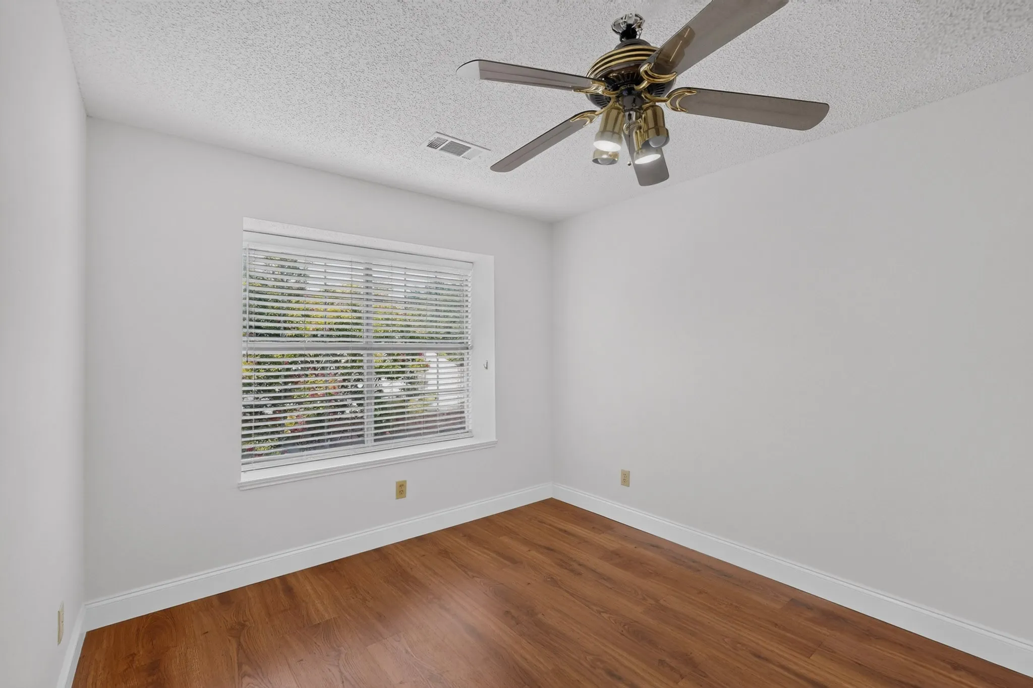Single Family Residence For Sale in Dallas County , 542 Clayton Street, Grand Prairie, Texas 75052, 4 Bedroom, 3 Bathroom, 2 Garage spaces, 2,892 Sqft, built in 1988, mls#21387207, Real Estate Agent in Grand Prairie, Homes For Sale in Dallas county, Homes For Sale in Grand Prairie, Realtor in Grand Prairie Texas, Real Estate Brokerage Independent Realty Texas, Luminita Cordes Realtor