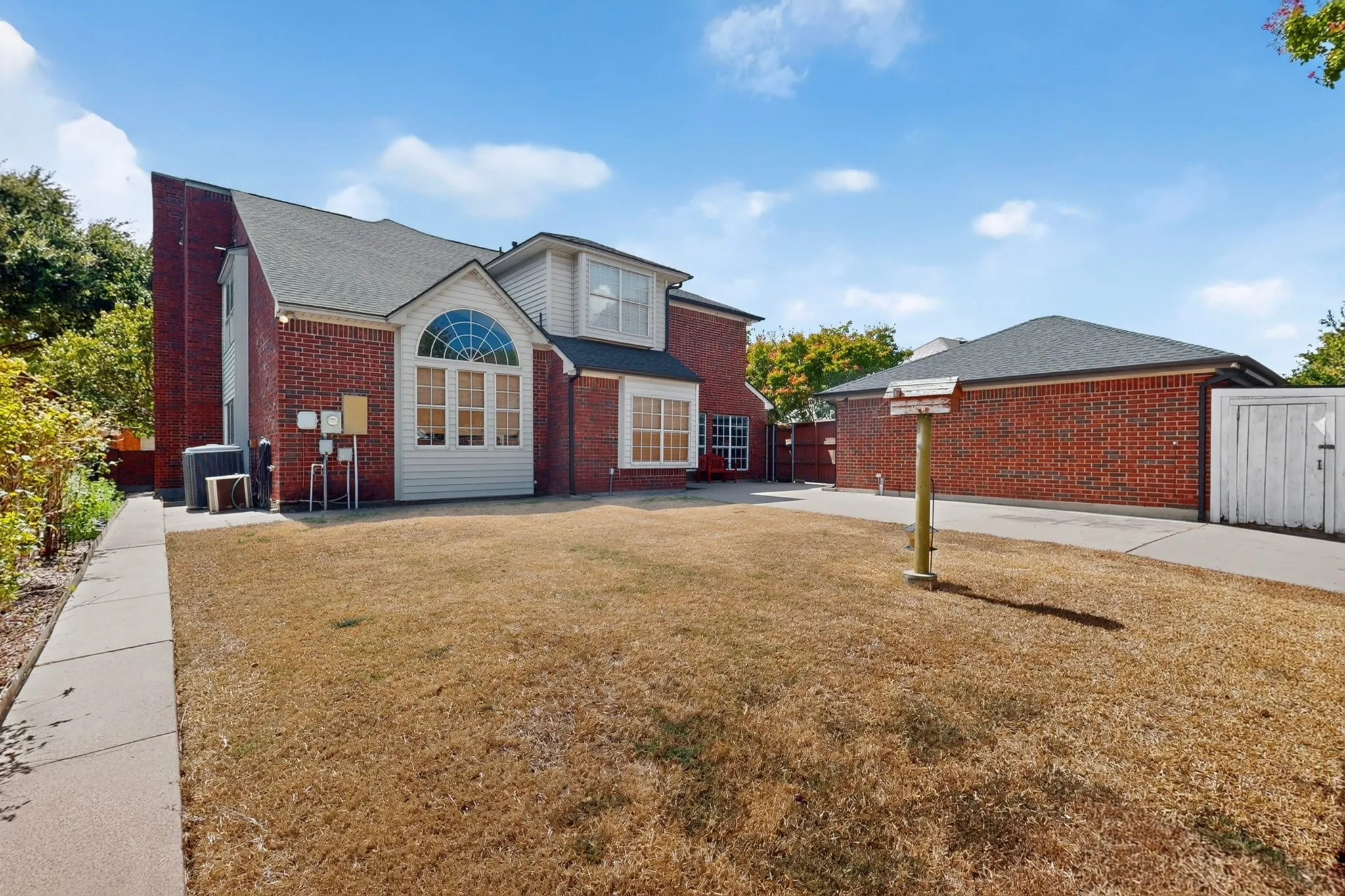 Single Family Residence For Sale in Dallas County , 542 Clayton Street, Grand Prairie, Texas 75052, 4 Bedroom, 3 Bathroom, 2 Garage spaces, 2,892 Sqft, built in 1988, mls#21387207, Real Estate Agent in Grand Prairie, Homes For Sale in Dallas county, Homes For Sale in Grand Prairie, Realtor in Grand Prairie Texas, Real Estate Brokerage Independent Realty Texas, Luminita Cordes Realtor