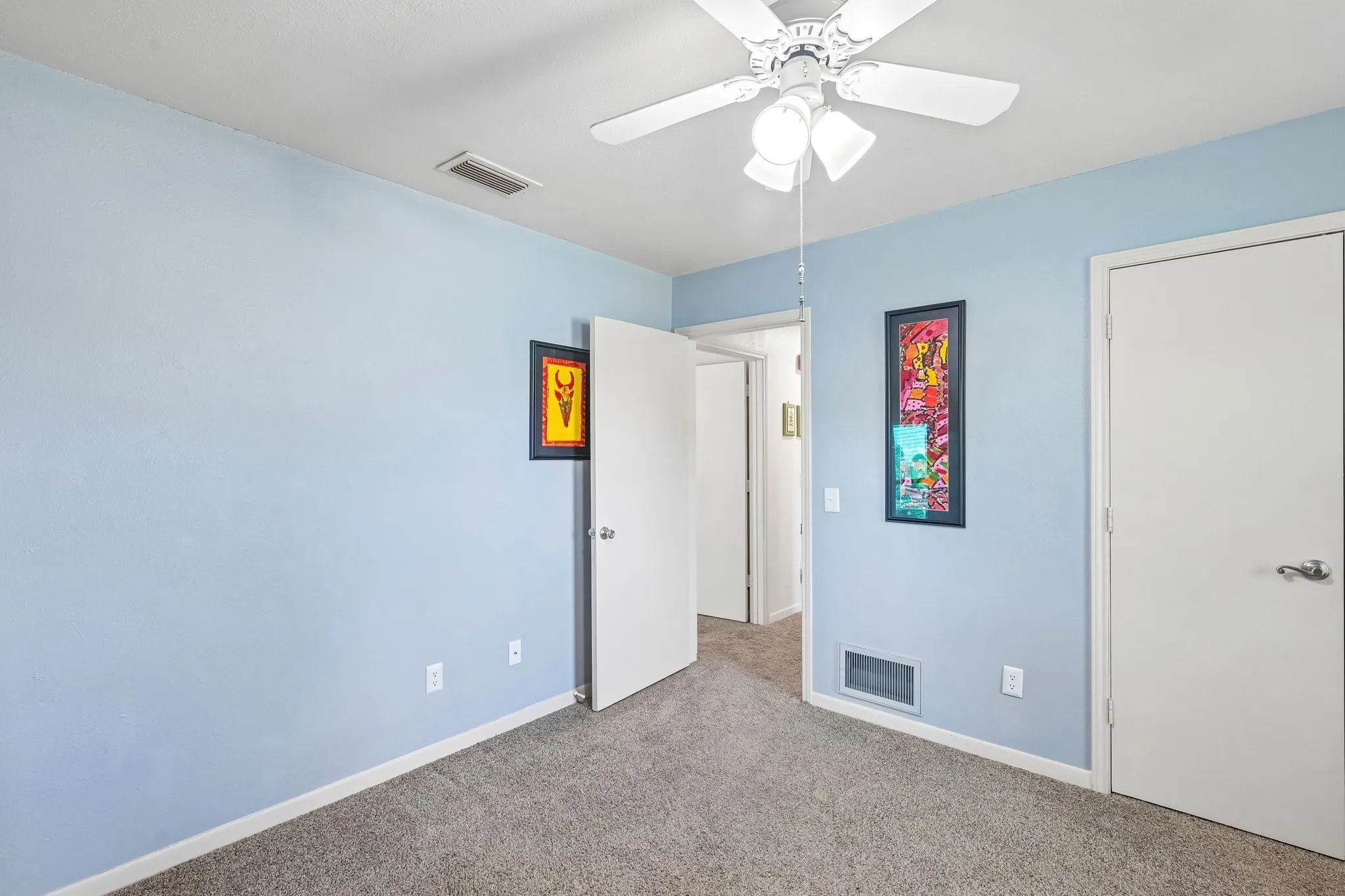 White ceiling fan with integrated lighting