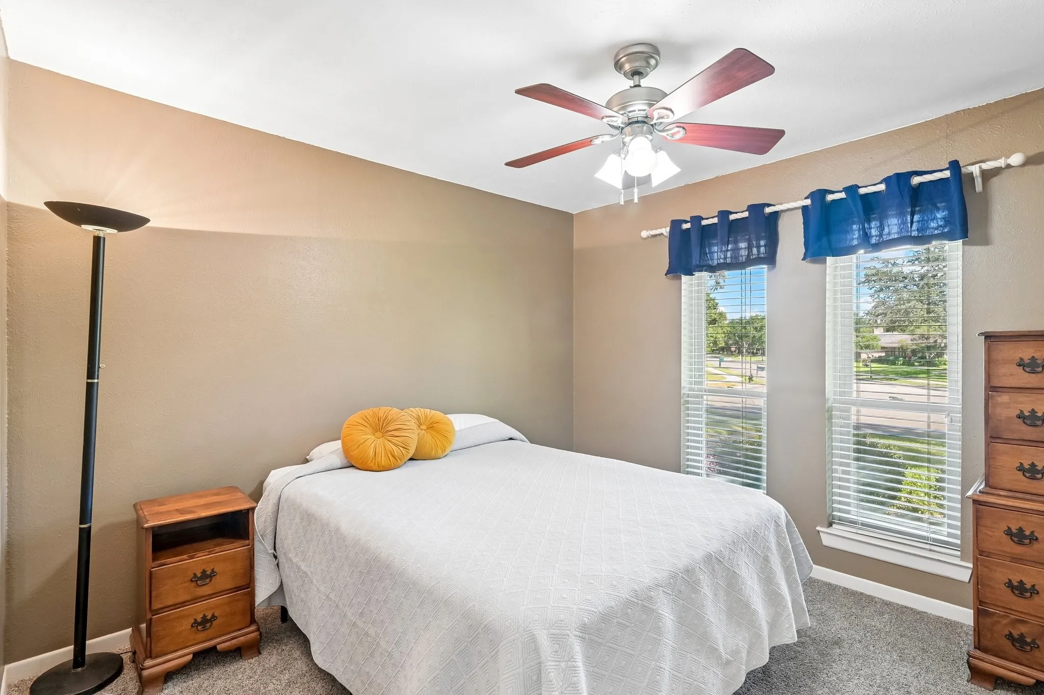 Ceiling fan with light fixture