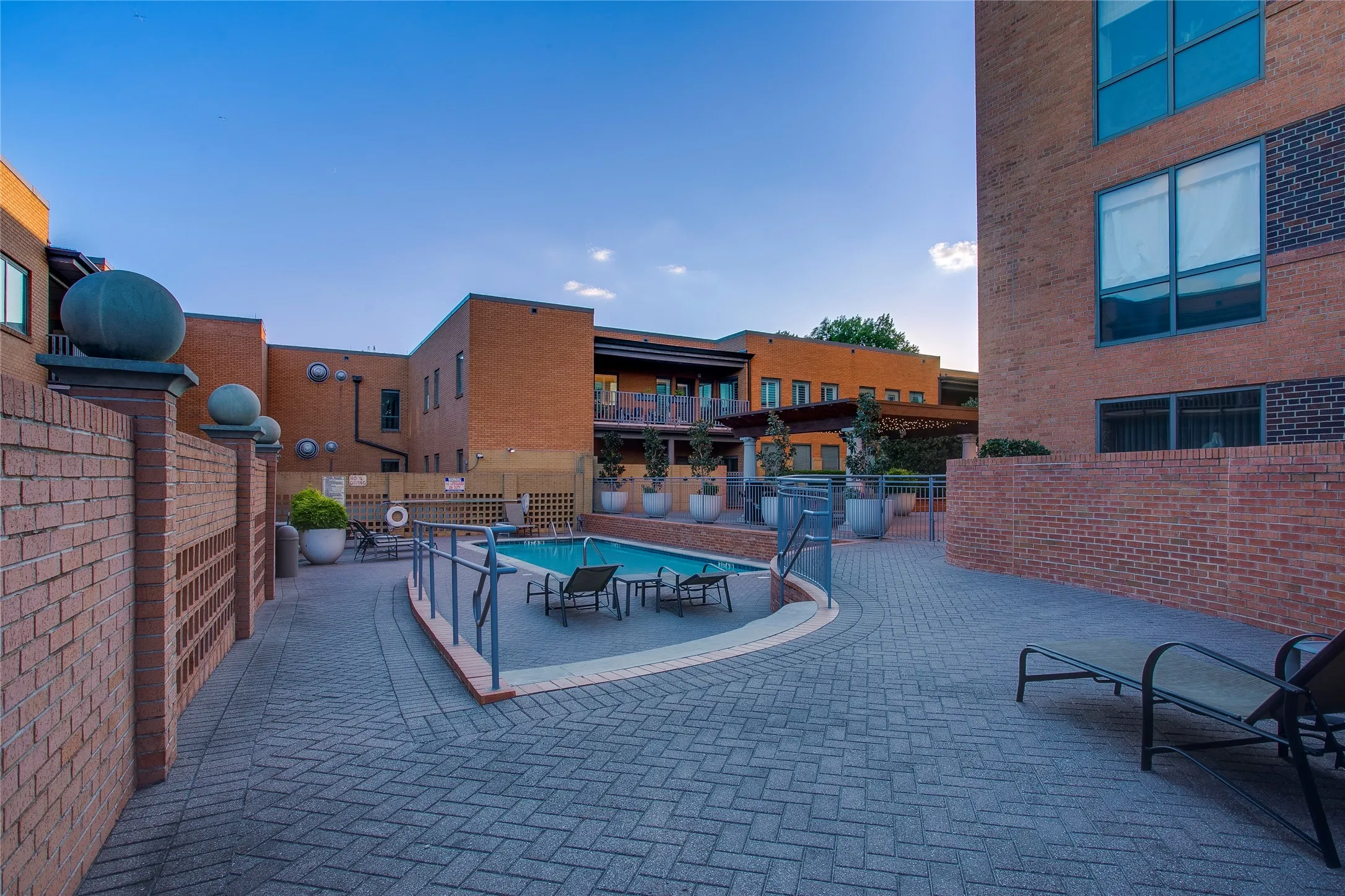 Condominium For Sale in Dallas County , 4242 Lomo Alto Drive N13, Highland Park, Texas 75219, 1 Bedroom, 1 Bathroom, 1 Garage spaces, 1,308 Sqft, built in 1950, mls#21386179, Real Estate Agent in Highland Park, Homes For Sale in Dallas county, Homes For Sale in Highland Park, Realtor in Highland Park Texas, Real Estate Brokerage Independent Realty Texas, Luminita Cordes Realtor