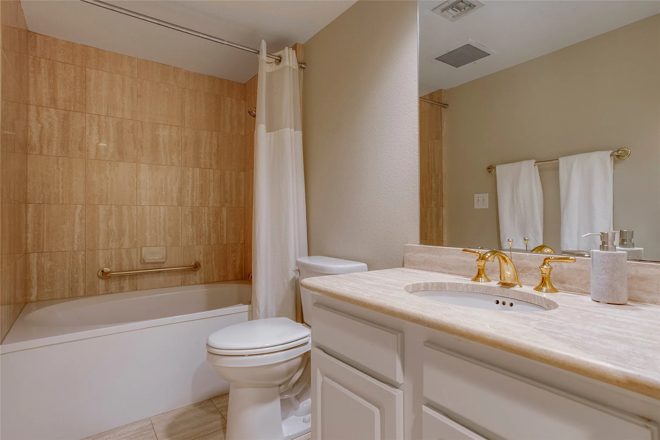 Condominium For Sale in Dallas County , 4242 Lomo Alto Drive N13, Highland Park, Texas 75219, 1 Bedroom, 1 Bathroom, 1 Garage spaces, 1,308 Sqft, built in 1950, mls#21386179, Real Estate Agent in Highland Park, Homes For Sale in Dallas county, Homes For Sale in Highland Park, Realtor in Highland Park Texas, Real Estate Brokerage Independent Realty Texas, Luminita Cordes Realtor