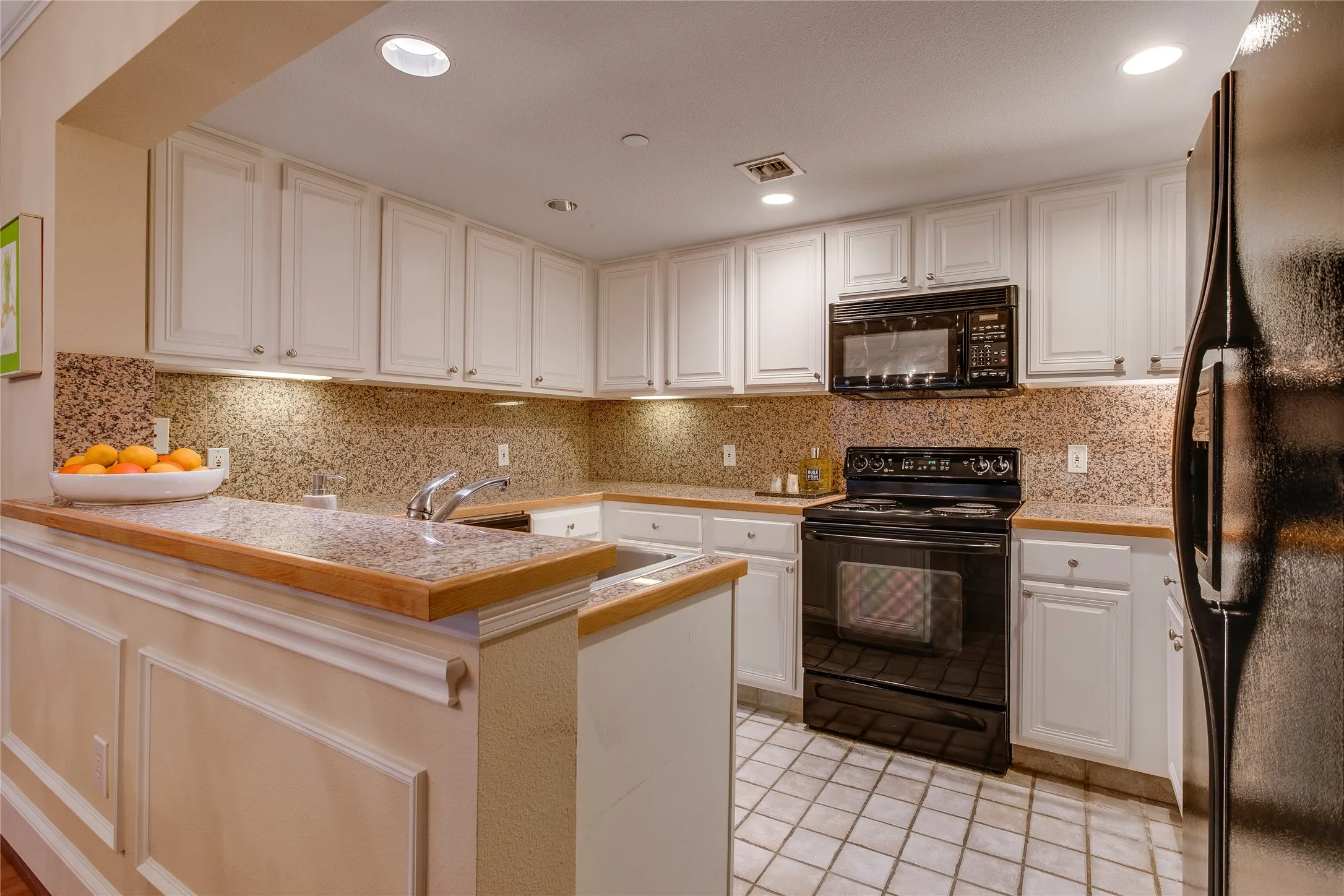 Condominium For Sale in Dallas County , 4242 Lomo Alto Drive N13, Highland Park, Texas 75219, 1 Bedroom, 1 Bathroom, 1 Garage spaces, 1,308 Sqft, built in 1950, mls#21386179, Real Estate Agent in Highland Park, Homes For Sale in Dallas county, Homes For Sale in Highland Park, Realtor in Highland Park Texas, Real Estate Brokerage Independent Realty Texas, Luminita Cordes Realtor