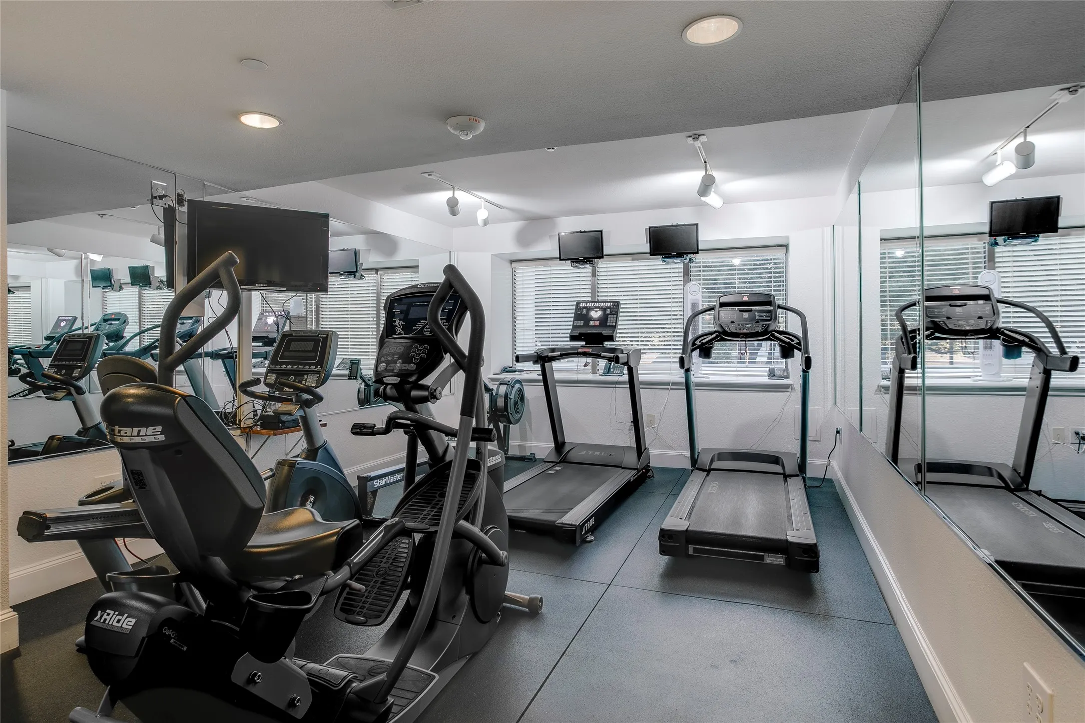 Condominium For Sale in Dallas County , 4242 Lomo Alto Drive N13, Highland Park, Texas 75219, 1 Bedroom, 1 Bathroom, 1 Garage spaces, 1,308 Sqft, built in 1950, mls#21386179, Real Estate Agent in Highland Park, Homes For Sale in Dallas county, Homes For Sale in Highland Park, Realtor in Highland Park Texas, Real Estate Brokerage Independent Realty Texas, Luminita Cordes Realtor