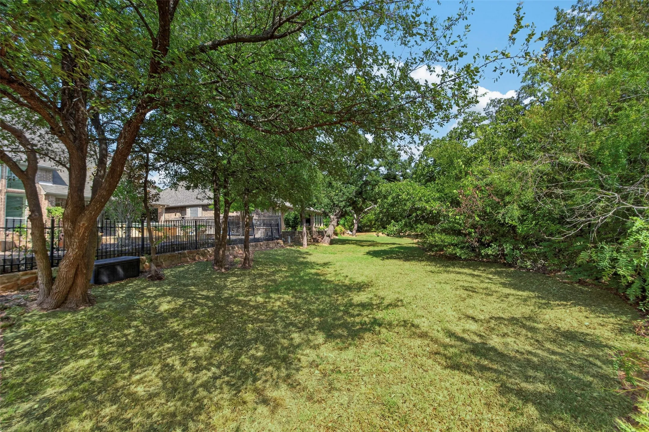 Single Family Residence For Sale in Tarrant County , 2204 Castle View Road, Mansfield, Texas 76063, 4 Bedroom, 5 Bathroom, 3 Garage spaces, 4,231 Sqft, built in 2005, mls#21387670, Real Estate Agent in Mansfield, Homes For Sale in Tarrant county, Homes For Sale in Mansfield, Realtor in Mansfield Texas, Real Estate Brokerage Independent Realty Texas, Luminita Cordes Realtor