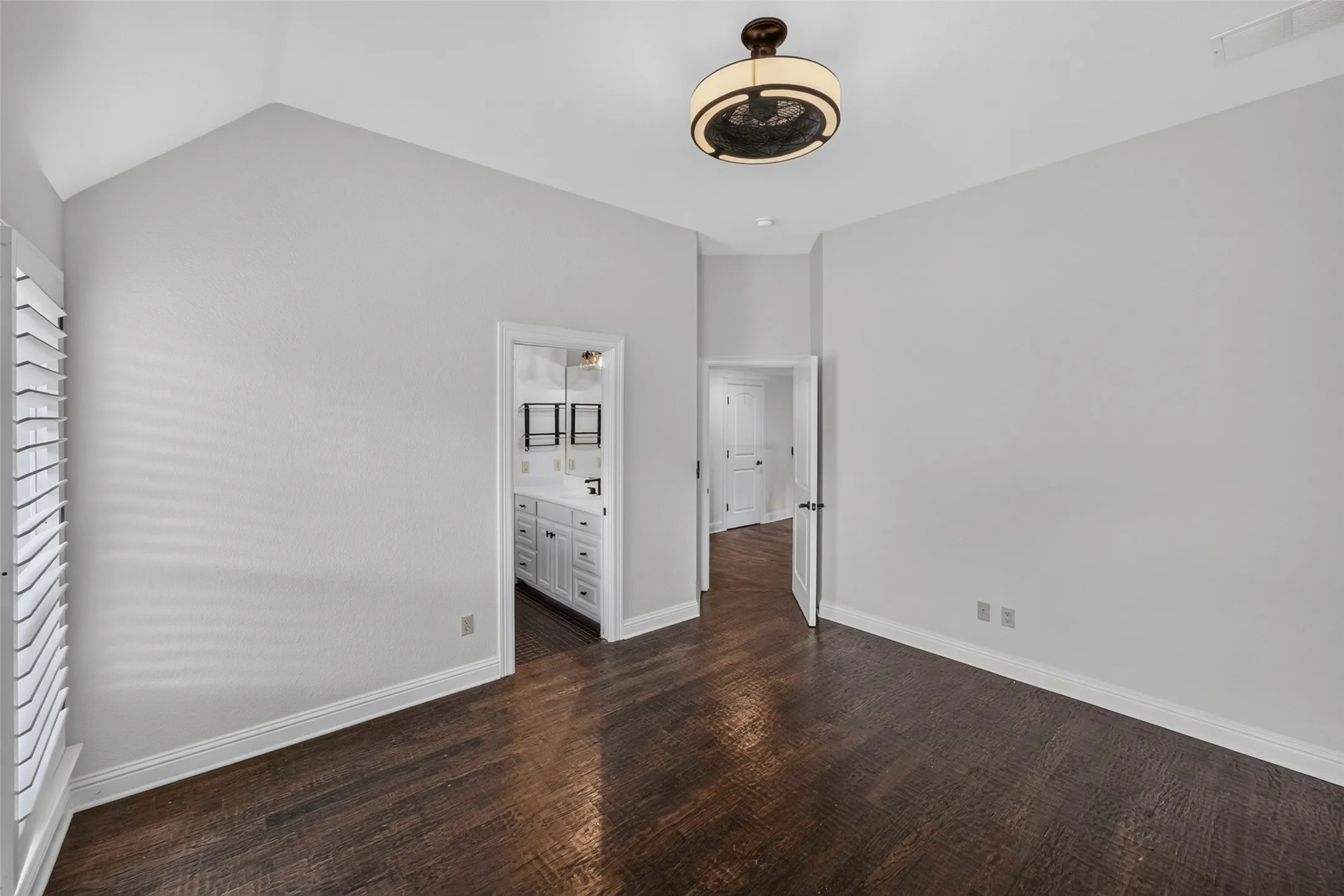 Single Family Residence For Sale in Tarrant County , 2204 Castle View Road, Mansfield, Texas 76063, 4 Bedroom, 5 Bathroom, 3 Garage spaces, 4,231 Sqft, built in 2005, mls#21387670, Real Estate Agent in Mansfield, Homes For Sale in Tarrant county, Homes For Sale in Mansfield, Realtor in Mansfield Texas, Real Estate Brokerage Independent Realty Texas, Luminita Cordes Realtor