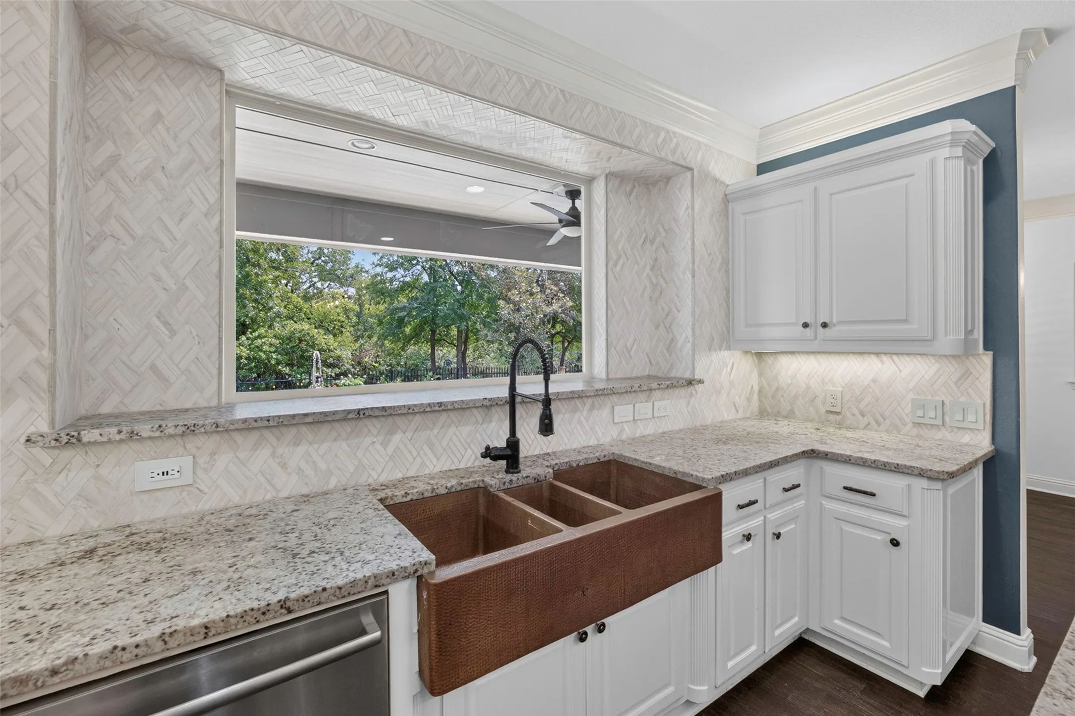 Single Family Residence For Sale in Tarrant County , 2204 Castle View Road, Mansfield, Texas 76063, 4 Bedroom, 5 Bathroom, 3 Garage spaces, 4,231 Sqft, built in 2005, mls#21387670, Real Estate Agent in Mansfield, Homes For Sale in Tarrant county, Homes For Sale in Mansfield, Realtor in Mansfield Texas, Real Estate Brokerage Independent Realty Texas, Luminita Cordes Realtor