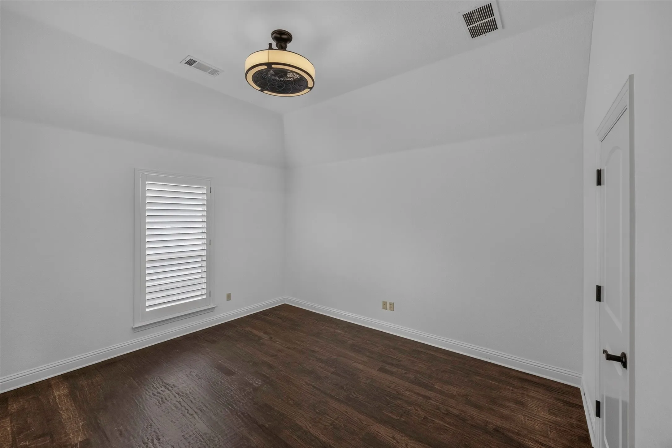 Single Family Residence For Sale in Tarrant County , 2204 Castle View Road, Mansfield, Texas 76063, 4 Bedroom, 5 Bathroom, 3 Garage spaces, 4,231 Sqft, built in 2005, mls#21387670, Real Estate Agent in Mansfield, Homes For Sale in Tarrant county, Homes For Sale in Mansfield, Realtor in Mansfield Texas, Real Estate Brokerage Independent Realty Texas, Luminita Cordes Realtor