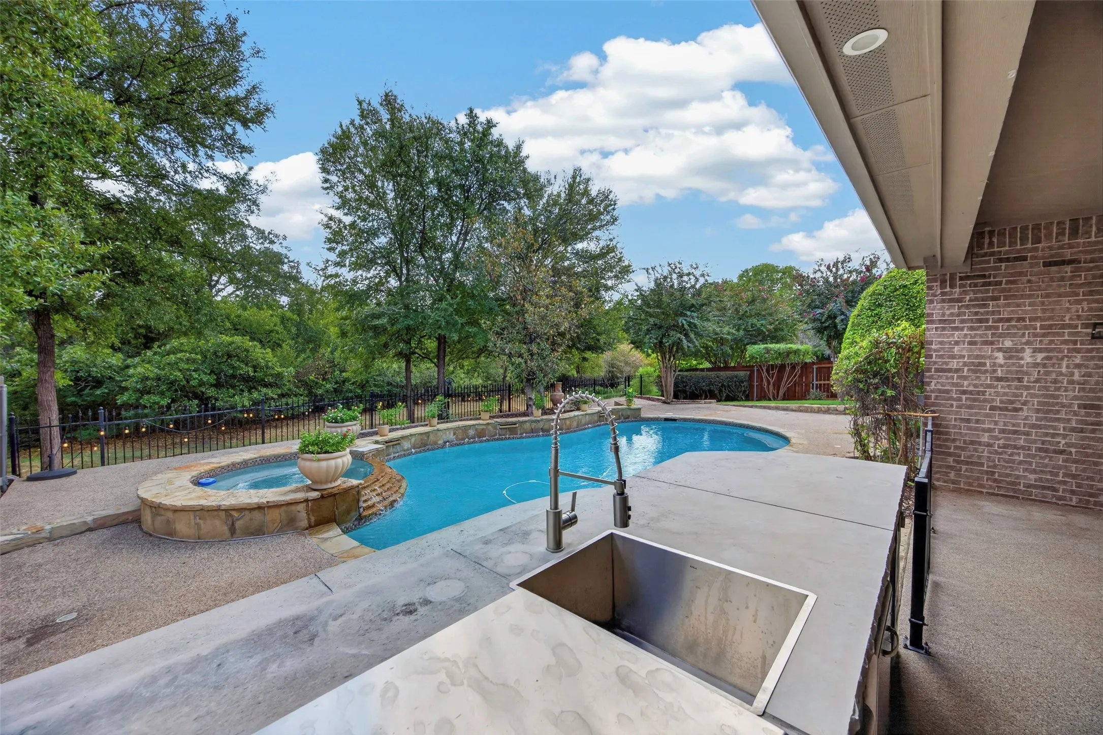 Single Family Residence For Sale in Tarrant County , 2204 Castle View Road, Mansfield, Texas 76063, 4 Bedroom, 5 Bathroom, 3 Garage spaces, 4,231 Sqft, built in 2005, mls#21387670, Real Estate Agent in Mansfield, Homes For Sale in Tarrant county, Homes For Sale in Mansfield, Realtor in Mansfield Texas, Real Estate Brokerage Independent Realty Texas, Luminita Cordes Realtor