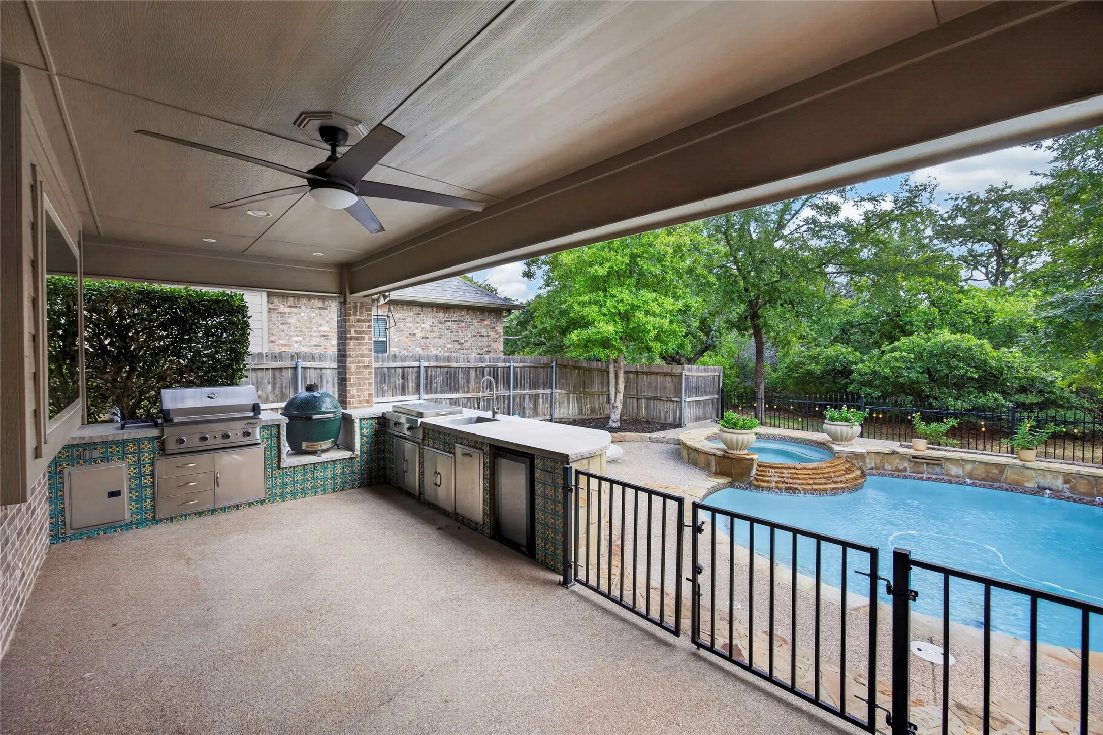 Single Family Residence For Sale in Tarrant County , 2204 Castle View Road, Mansfield, Texas 76063, 4 Bedroom, 5 Bathroom, 3 Garage spaces, 4,231 Sqft, built in 2005, mls#21387670, Real Estate Agent in Mansfield, Homes For Sale in Tarrant county, Homes For Sale in Mansfield, Realtor in Mansfield Texas, Real Estate Brokerage Independent Realty Texas, Luminita Cordes Realtor
