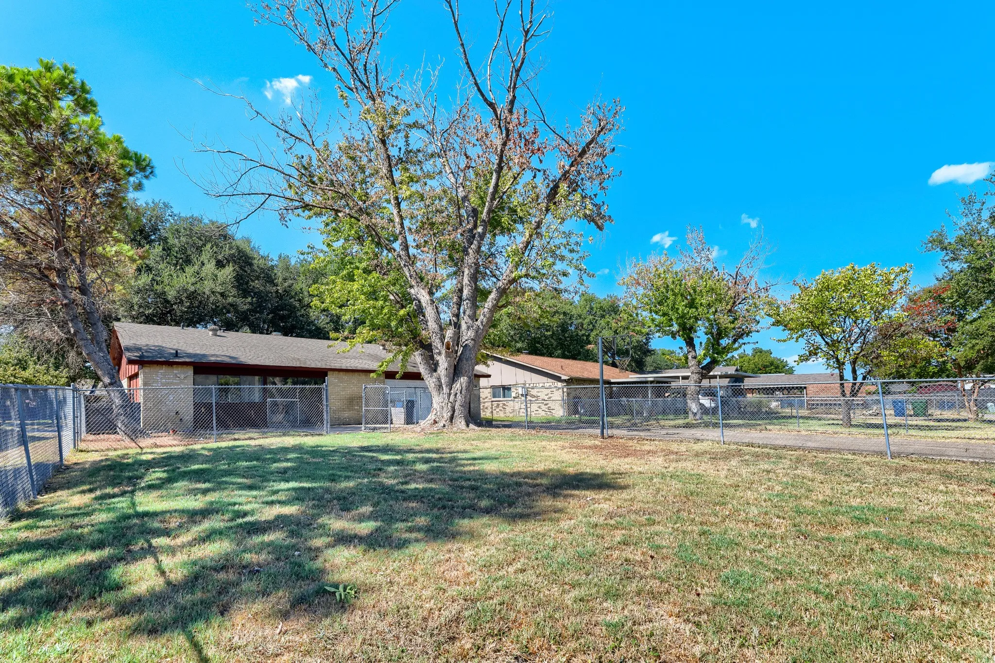 Single Family Residence For Sale in Dallas County , 2508 Norway Drive, Garland, Texas 75040, 3 Bedroom, 2 Bathroom, 1 Garage spaces, 1,423 Sqft, built in 1977, mls#21369615, Real Estate Agent in Garland, Homes For Sale in Dallas county, Homes For Sale in Garland, Realtor in Garland Texas, Real Estate Brokerage Independent Realty Texas, Luminita Cordes Realtor