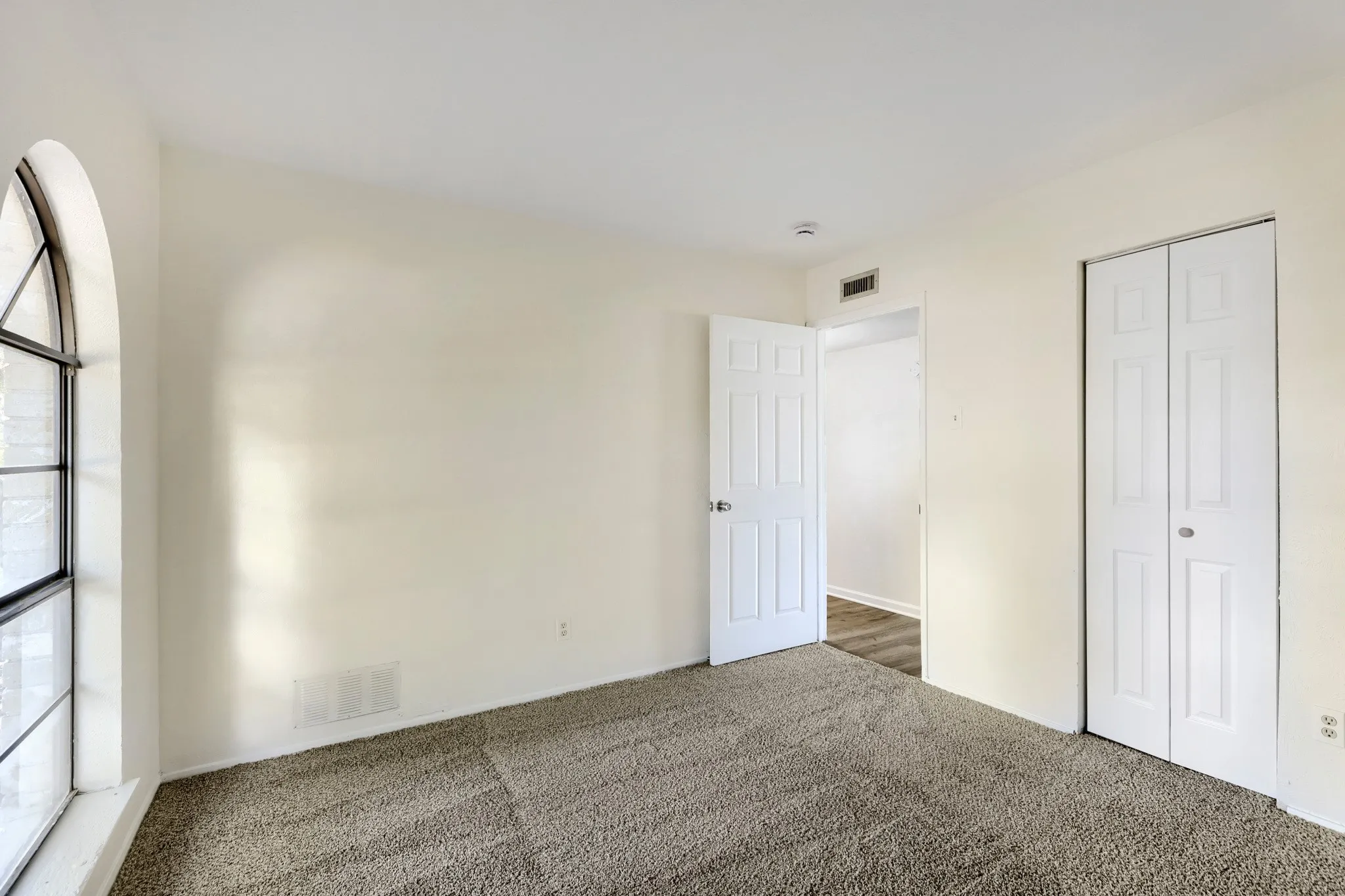 Single Family Residence For Sale in Dallas County , 2508 Norway Drive, Garland, Texas 75040, 3 Bedroom, 2 Bathroom, 1 Garage spaces, 1,423 Sqft, built in 1977, mls#21369615, Real Estate Agent in Garland, Homes For Sale in Dallas county, Homes For Sale in Garland, Realtor in Garland Texas, Real Estate Brokerage Independent Realty Texas, Luminita Cordes Realtor