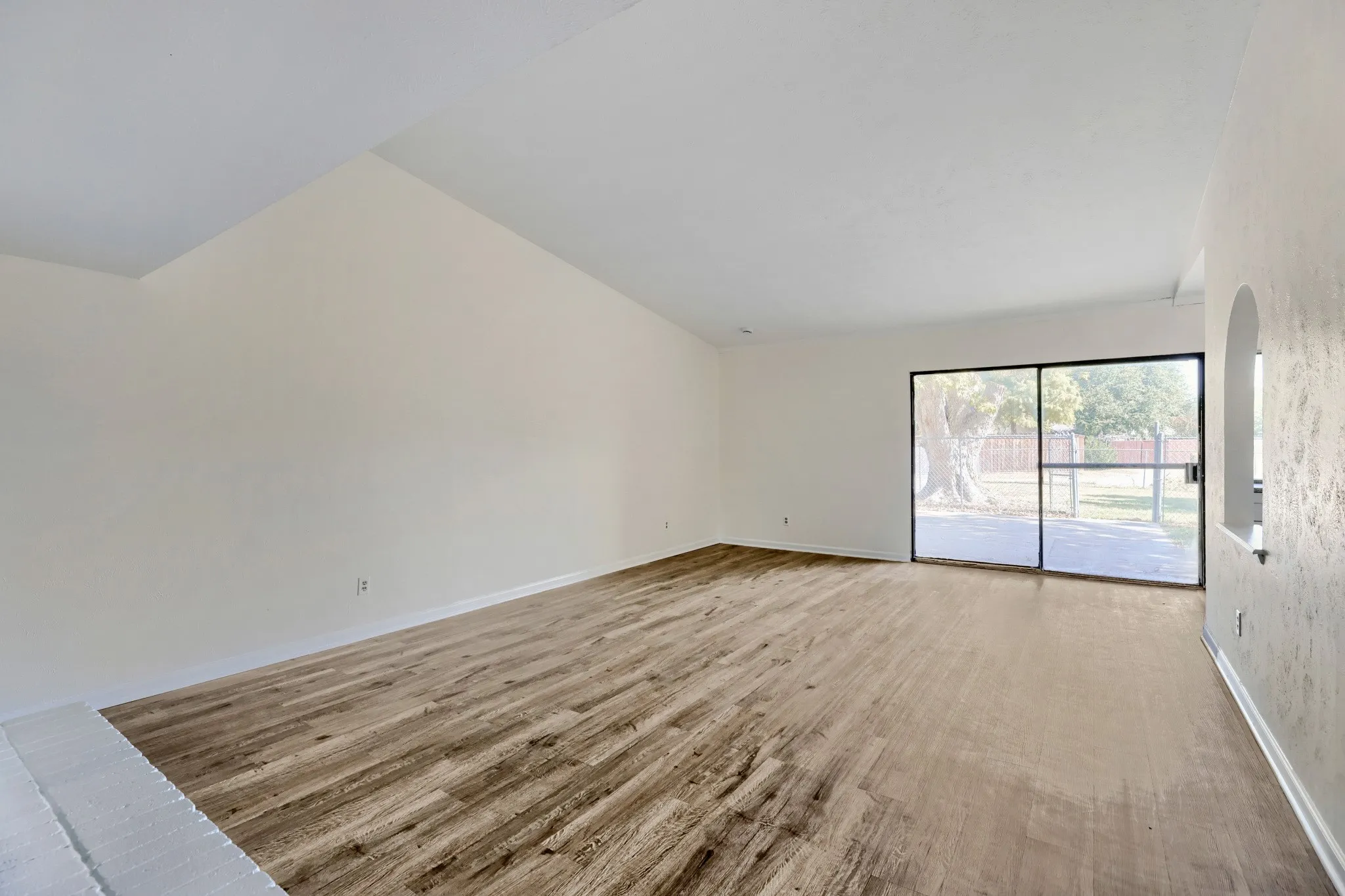 Single Family Residence For Sale in Dallas County , 2508 Norway Drive, Garland, Texas 75040, 3 Bedroom, 2 Bathroom, 1 Garage spaces, 1,423 Sqft, built in 1977, mls#21369615, Real Estate Agent in Garland, Homes For Sale in Dallas county, Homes For Sale in Garland, Realtor in Garland Texas, Real Estate Brokerage Independent Realty Texas, Luminita Cordes Realtor