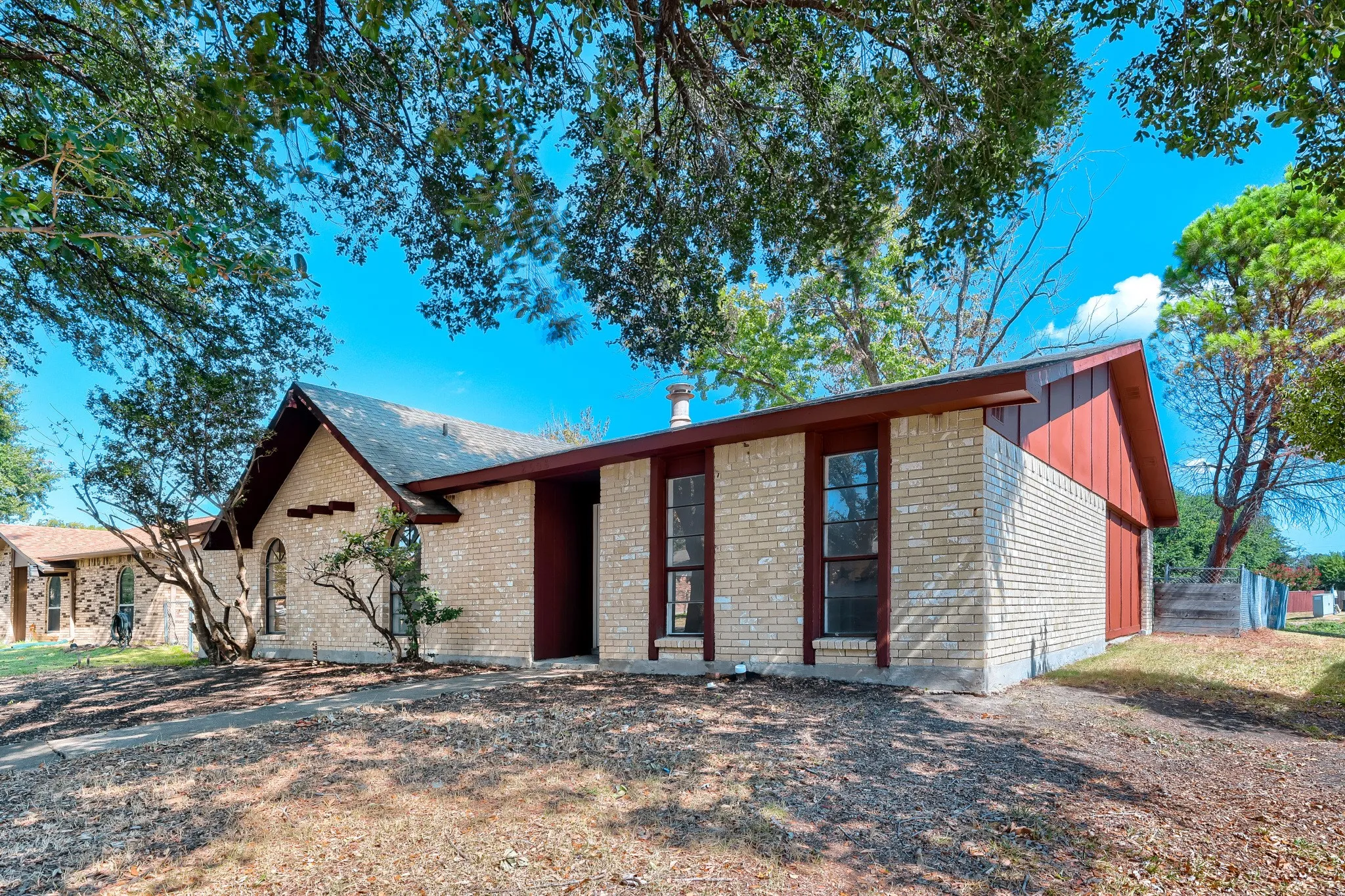 Single Family Residence For Sale in Dallas County , 2508 Norway Drive, Garland, Texas 75040, 3 Bedroom, 2 Bathroom, 1 Garage spaces, 1,423 Sqft, built in 1977, mls#21369615, Real Estate Agent in Garland, Homes For Sale in Dallas county, Homes For Sale in Garland, Realtor in Garland Texas, Real Estate Brokerage Independent Realty Texas, Luminita Cordes Realtor