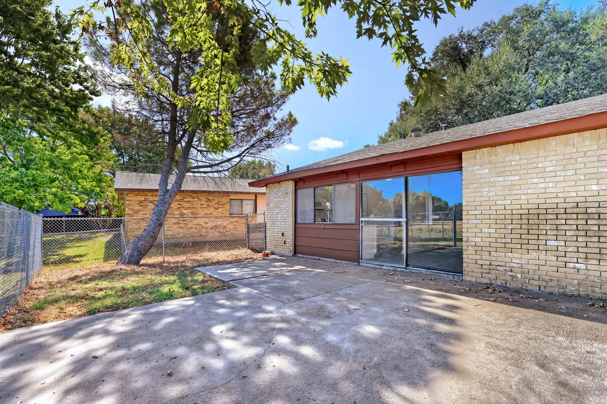 Single Family Residence For Sale in Dallas County , 2508 Norway Drive, Garland, Texas 75040, 3 Bedroom, 2 Bathroom, 1 Garage spaces, 1,423 Sqft, built in 1977, mls#21369615, Real Estate Agent in Garland, Homes For Sale in Dallas county, Homes For Sale in Garland, Realtor in Garland Texas, Real Estate Brokerage Independent Realty Texas, Luminita Cordes Realtor