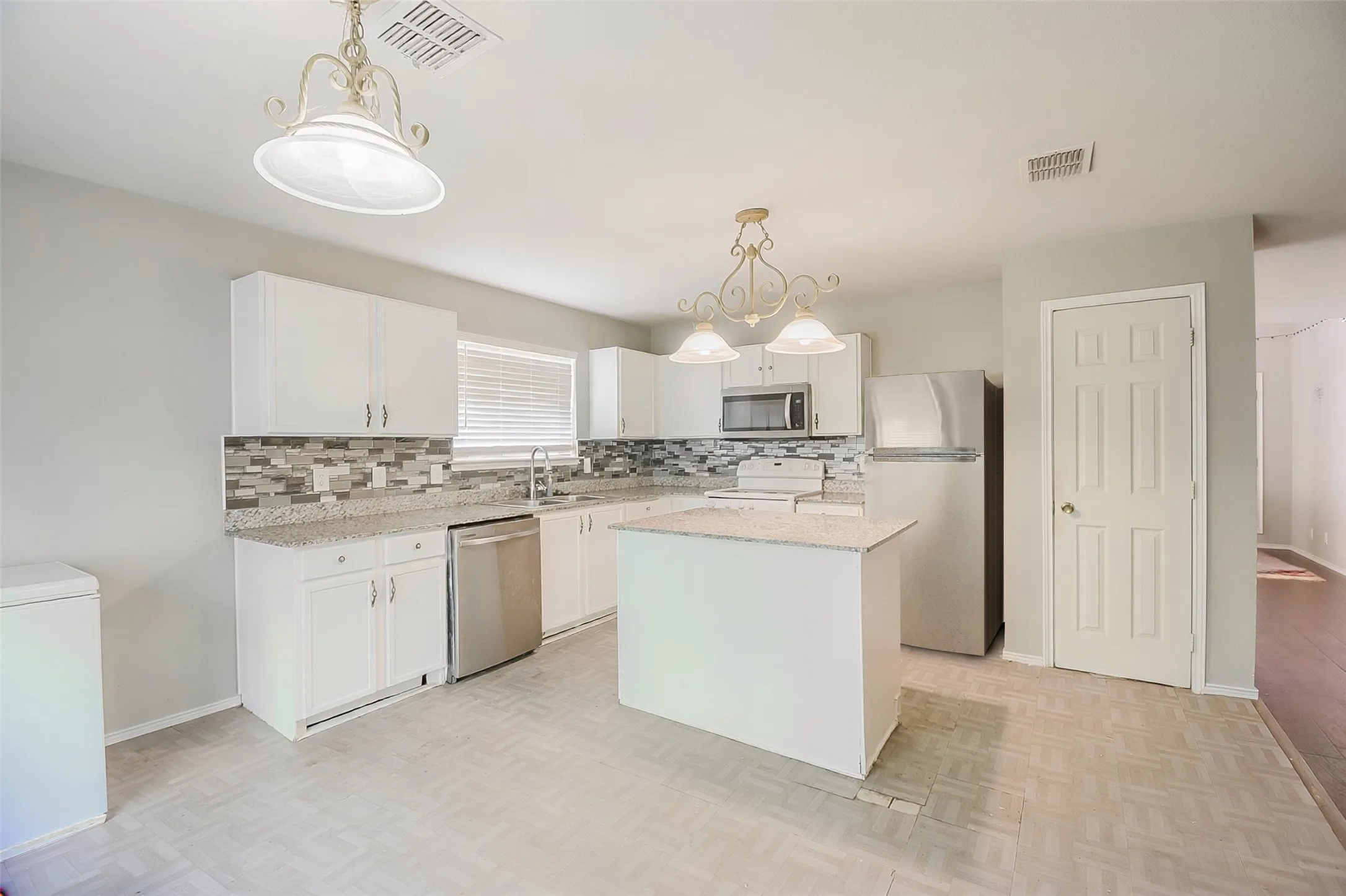 Single Family Residence For Sale in Grayson County , 1505 Timberline Court, Sherman, Texas 75092, 4 Bedroom, 3 Bathroom, 2 Garage spaces, 2,883 Sqft, built in 2001, mls#21387909, Real Estate Agent in Sherman, Homes For Sale in Grayson county, Homes For Sale in Sherman, Realtor in Sherman Texas, Real Estate Brokerage Independent Realty Texas, Luminita Cordes Realtor