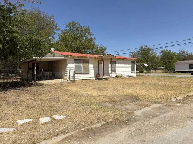 Single Family Residence For Sale in Jack County , 602 Peterson Drive, Jacksboro, Texas 76458, 3 Bedroom, 1 Bathroom, Garage spaces, 920 Sqft, built in 1940, mls#21387964, Real Estate Agent in Jacksboro, Homes For Sale in Jack county, Homes For Sale in Jacksboro, Realtor in Jacksboro Texas, Real Estate Brokerage Independent Realty Texas, Luminita Cordes Realtor