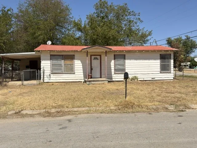 Single Family Residence For Sale in Jack County , 602 Peterson Drive, Jacksboro, Texas 76458, 3 Bedroom, 1 Bathroom, Garage spaces, 920 Sqft, built in 1940, mls#21387964, Real Estate Agent in Jacksboro, Homes For Sale in Jack county, Homes For Sale in Jacksboro, Realtor in Jacksboro Texas, Real Estate Brokerage Independent Realty Texas, Luminita Cordes Realtor