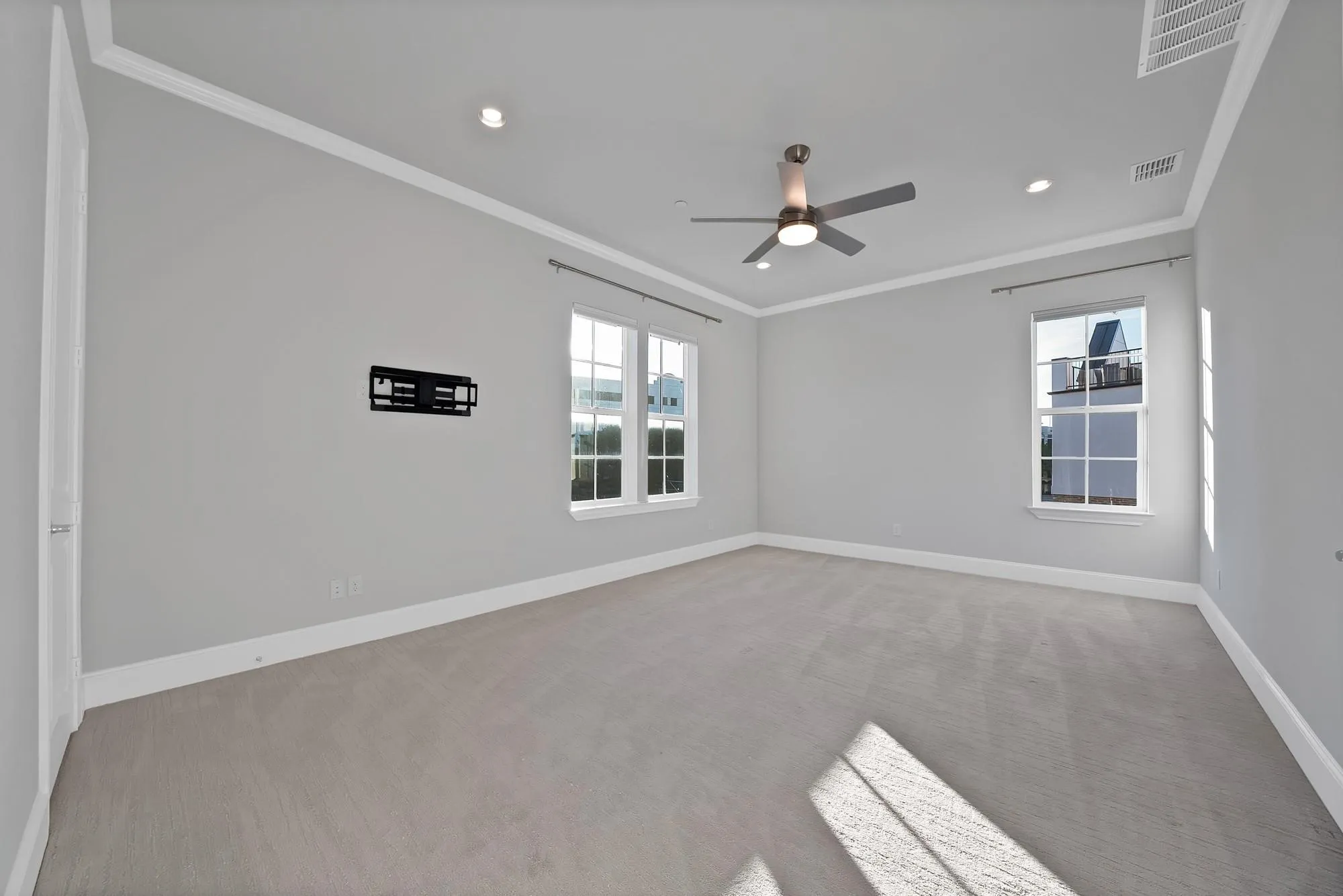 Recessed lighting, ceiling fan, crown molding, double windows, and carpet flooring